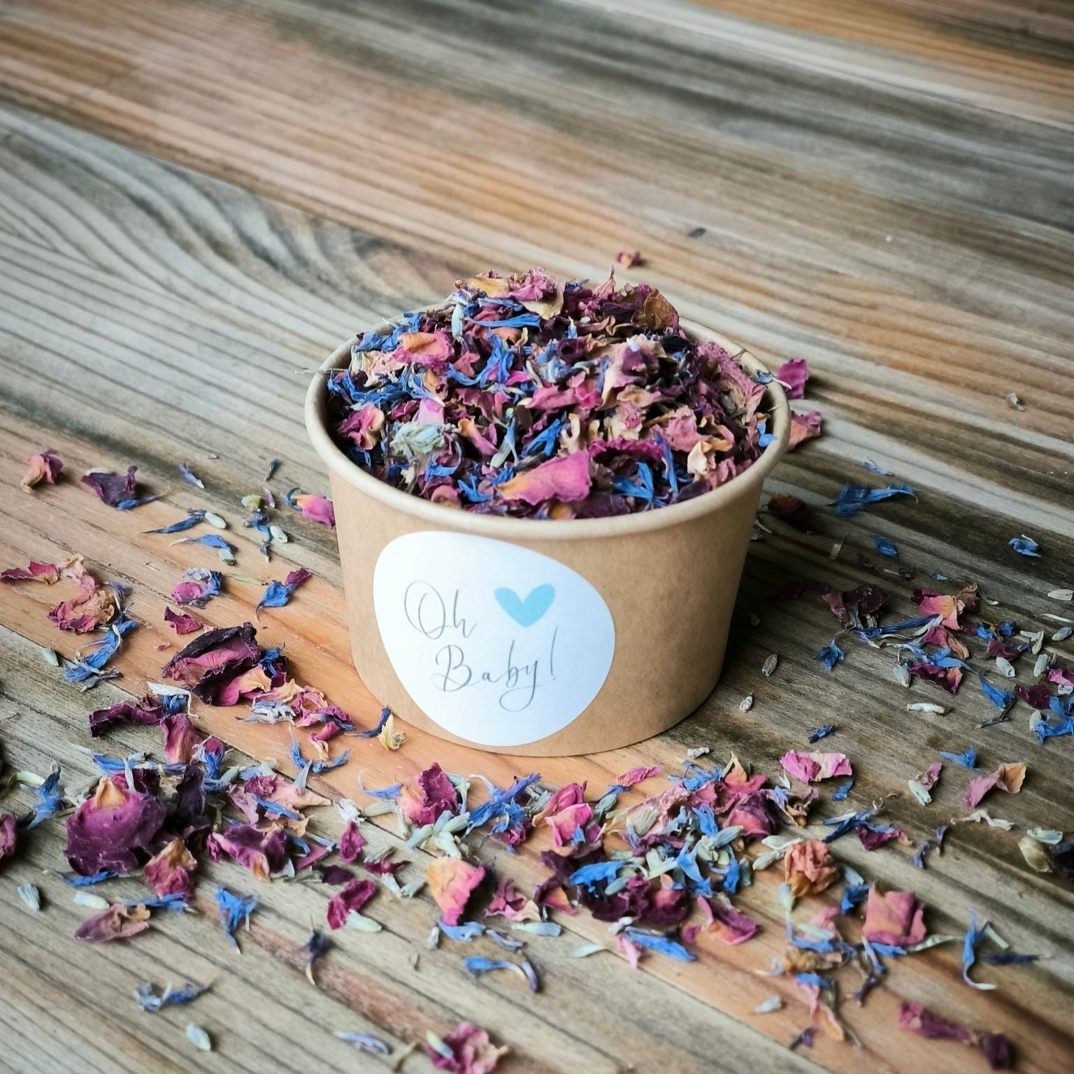 Blütenkonfetti Fairytale in braunen Bechern mit Layout 8