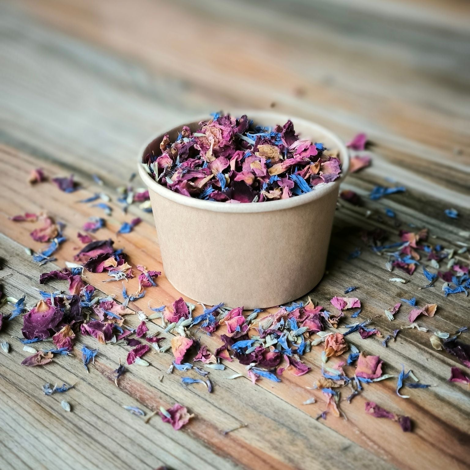 Blütenkonfetti Fairytale in braunen Bechern kein Sticker