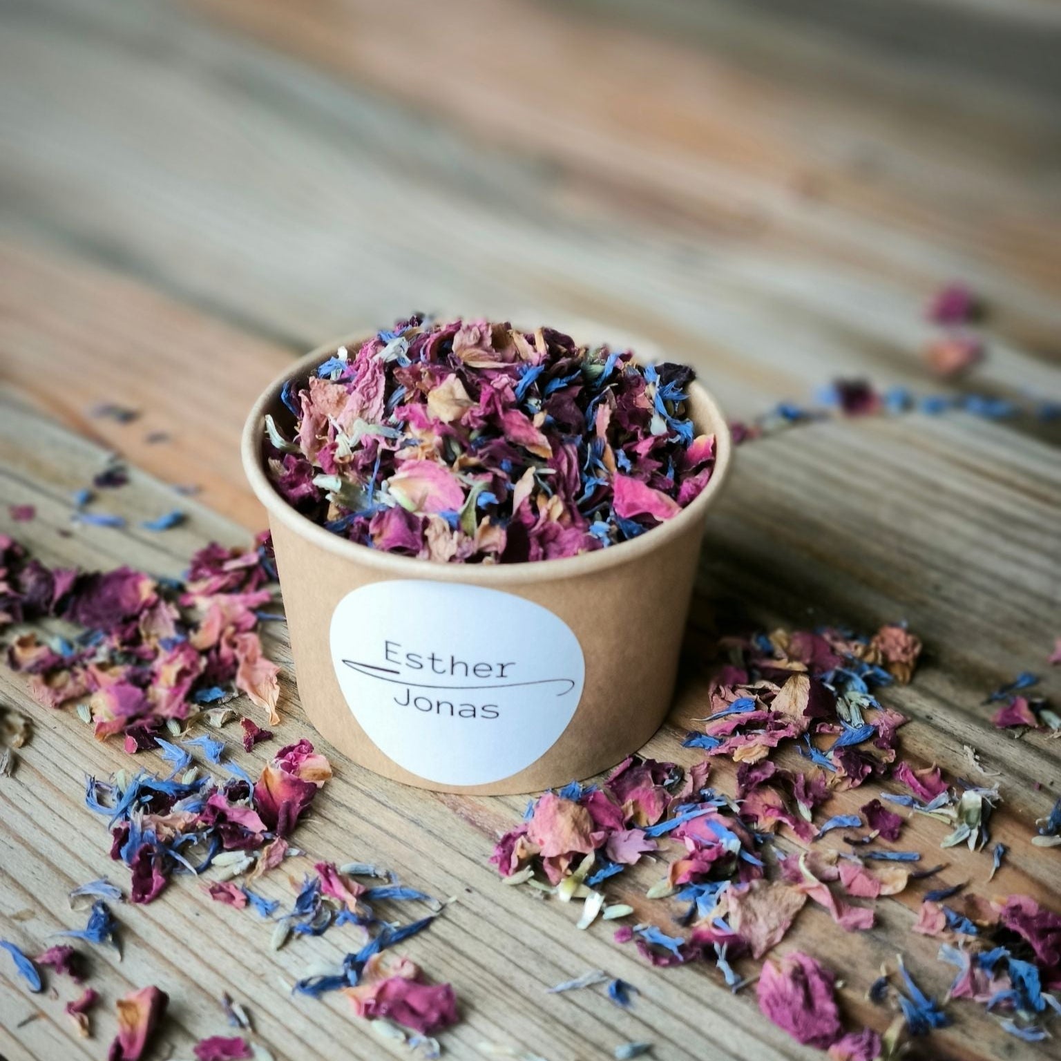 Blütenkonfetti Fairytale in braunen Bechern mit Layout 6