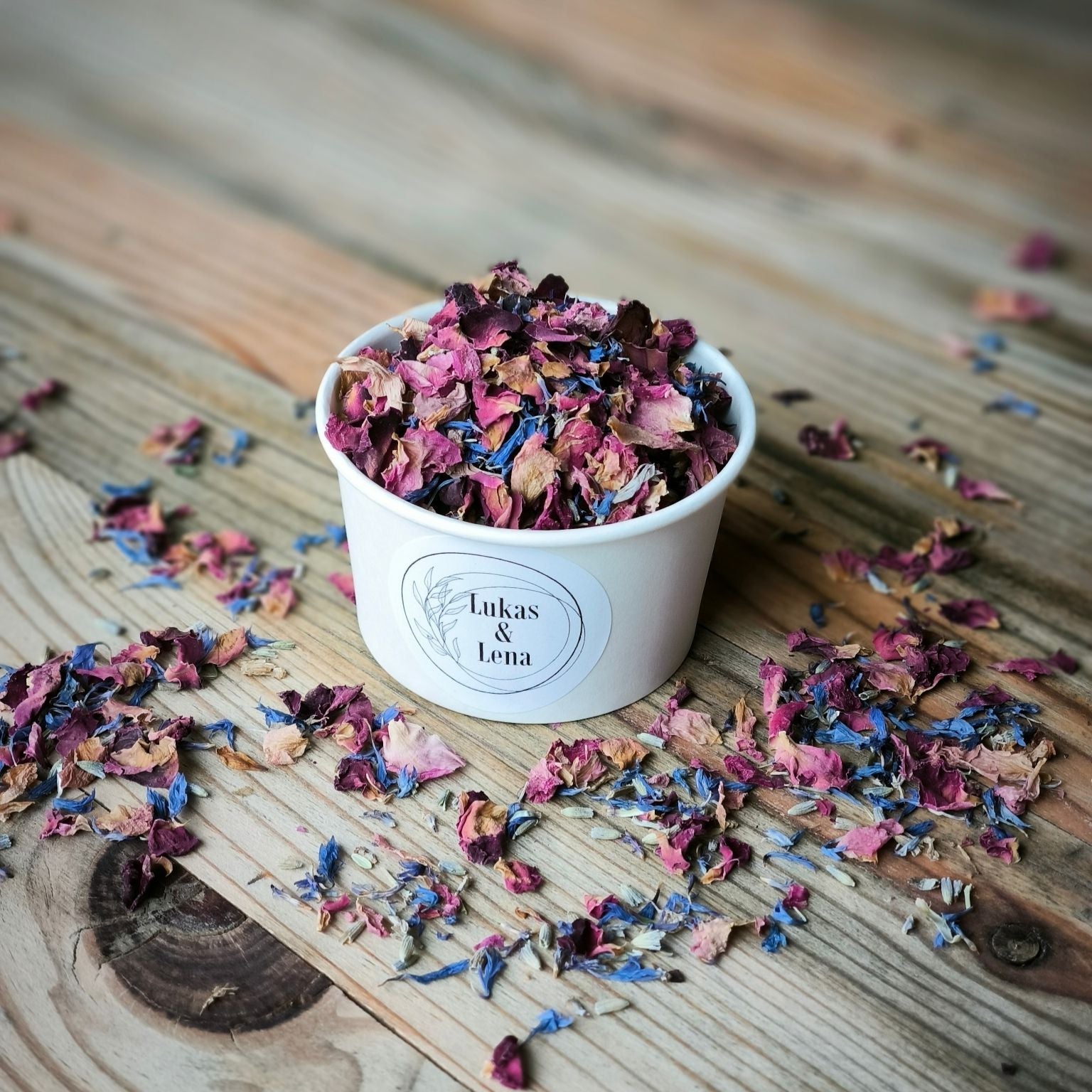 Blütenkonfetti Fairytale in weißen Bechern mit Layout 1