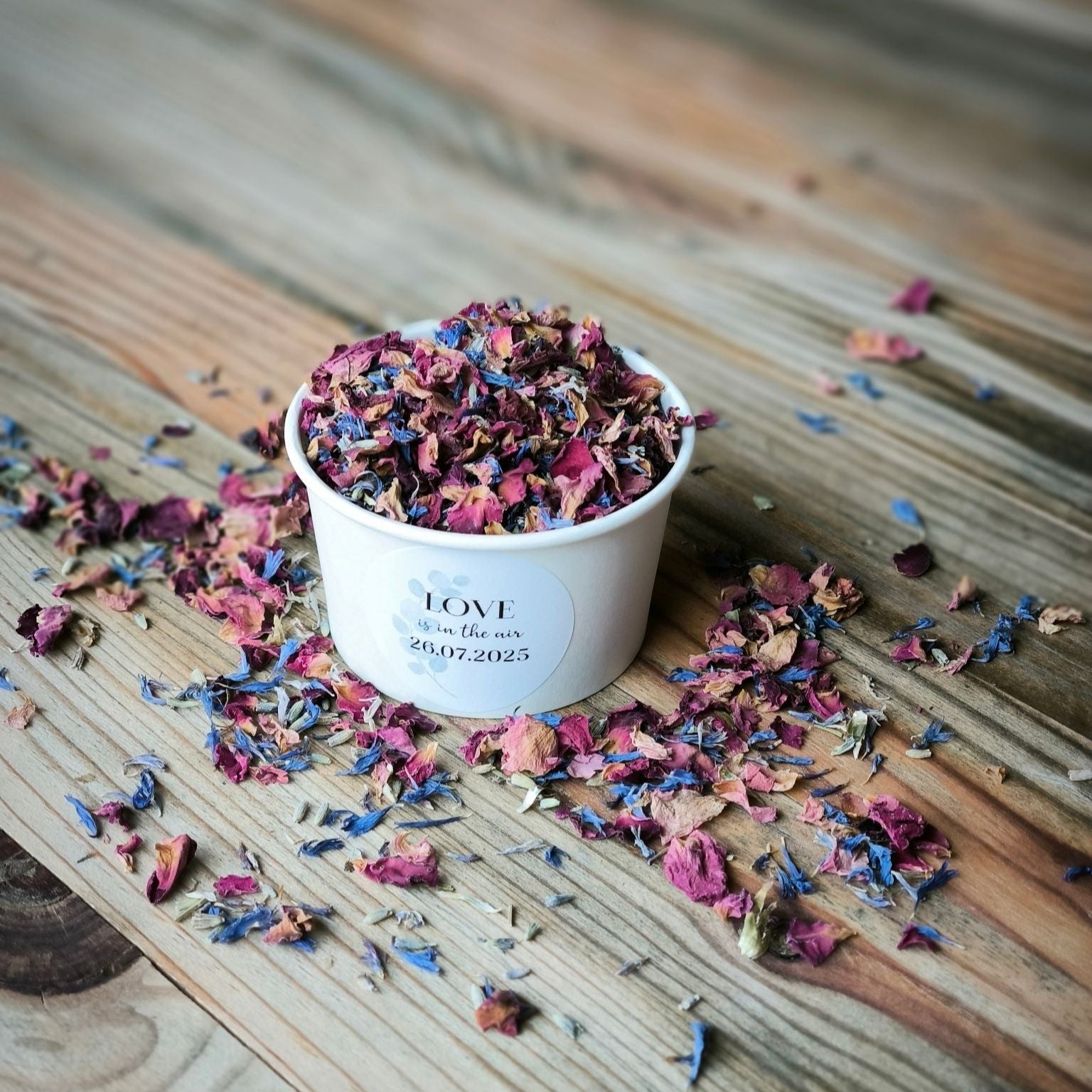 Blütenkonfetti Fairytale in weißen Bechern mit Layout 2