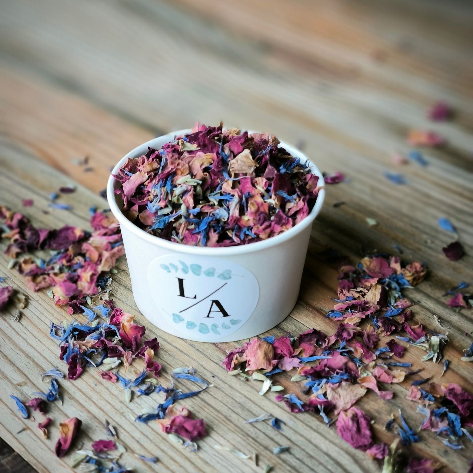 Blütenkonfetti Fairytale in weißen Bechern mit Layout 3