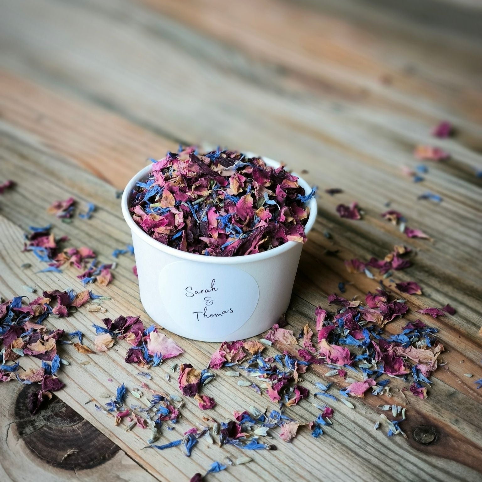 Blütenkonfetti Fairytale in weißen Bechern mit Layout 5