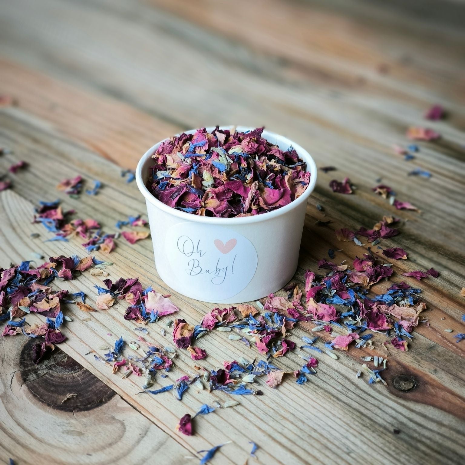 Blütenkonfetti Fairytale in weißen Bechern mit Layout 7