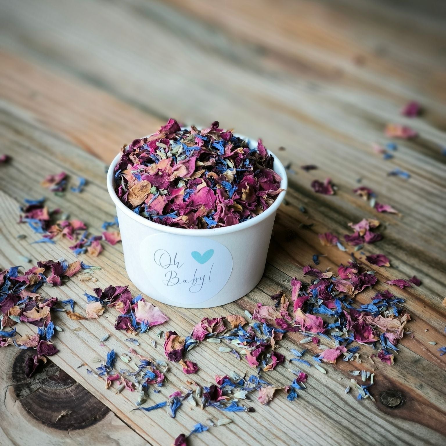 Blütenkonfetti Fairytale in weißen Bechern mit Layout 8