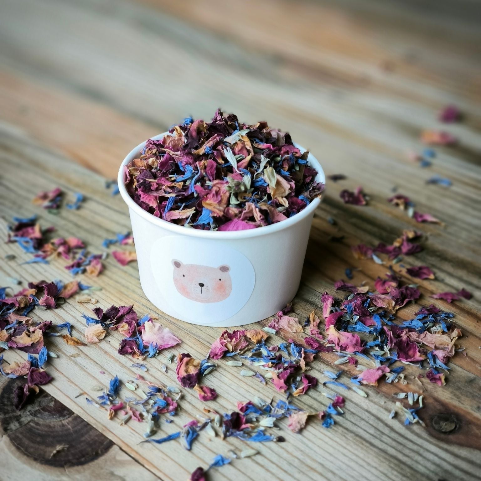 Blütenkonfetti Fairytale in weißen Bechern mit Layout 9