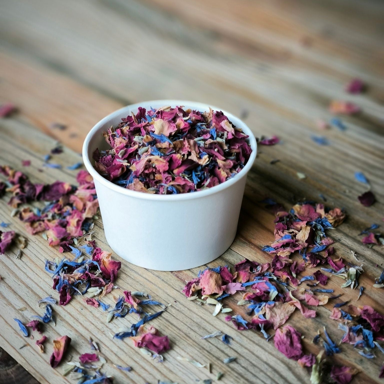 Blütenkonfetti Fairytale in weißen Bechern kein Sticker