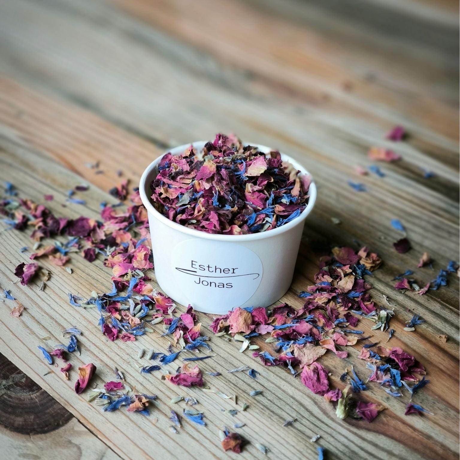 Blütenkonfetti Fairytale in weißen Bechern mit Layout 6