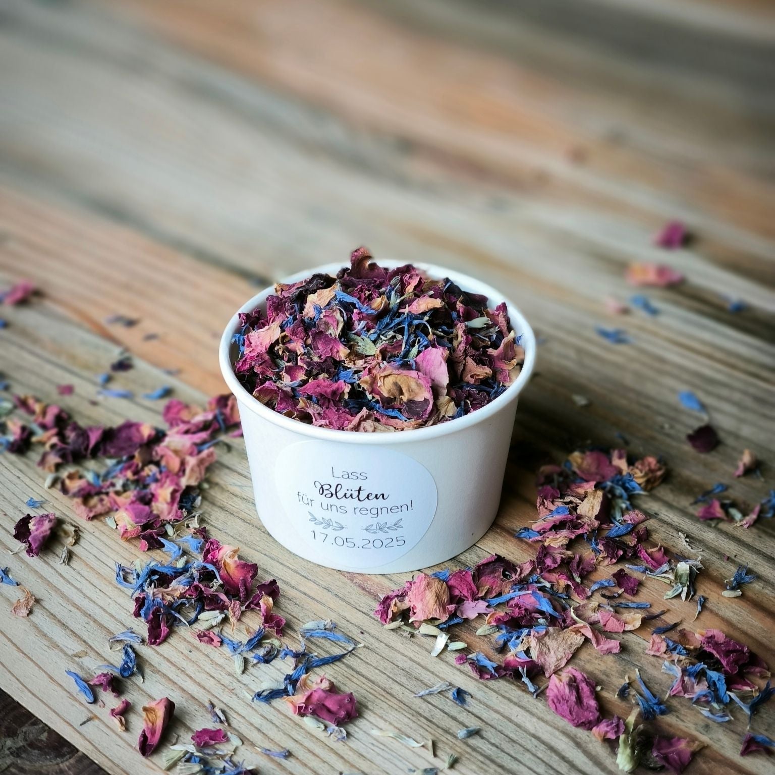 Blütenkonfetti Fairytale in weißen Bechern mit Layout 4