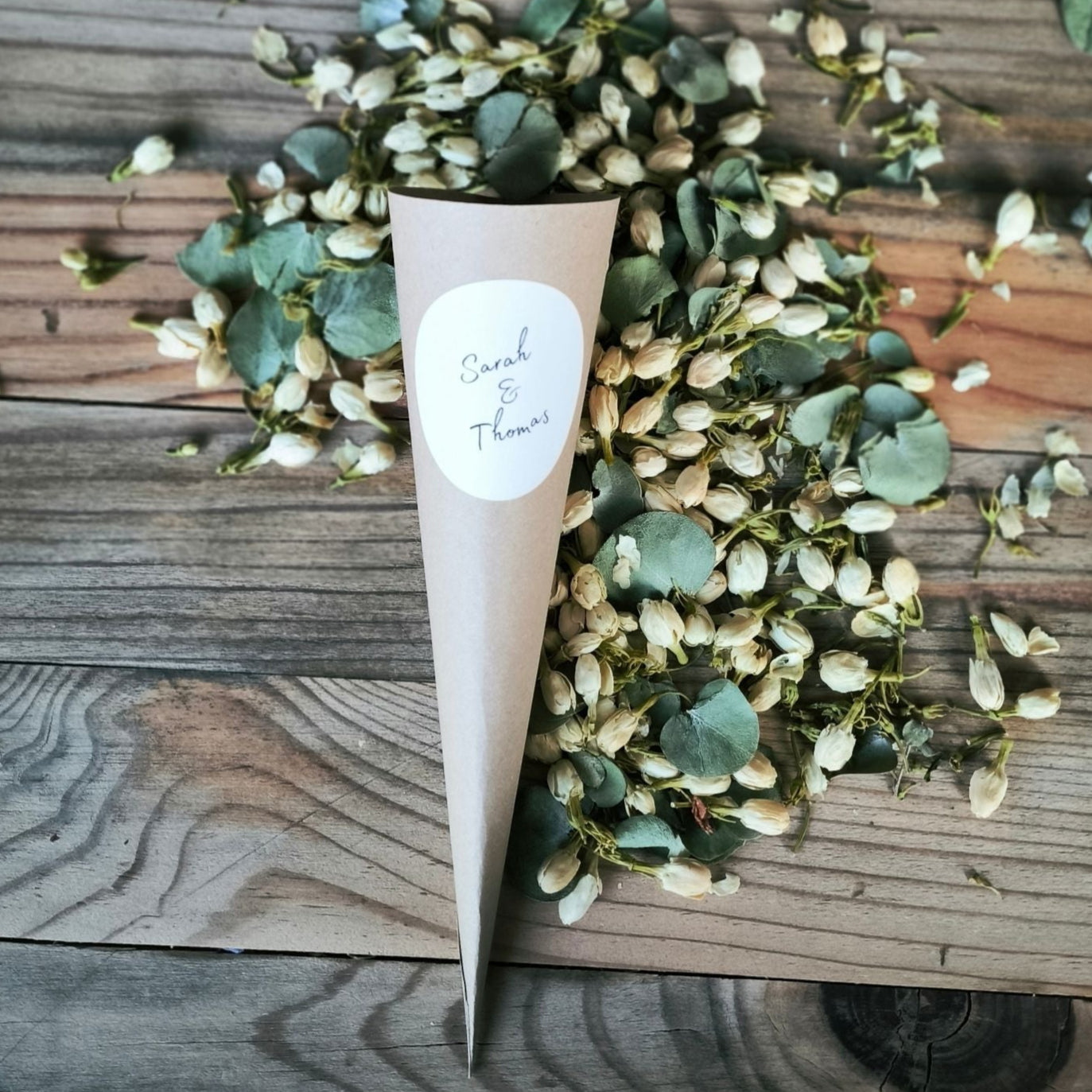 Blütenkonfetti Green Ivory in Cones mit Layout 5