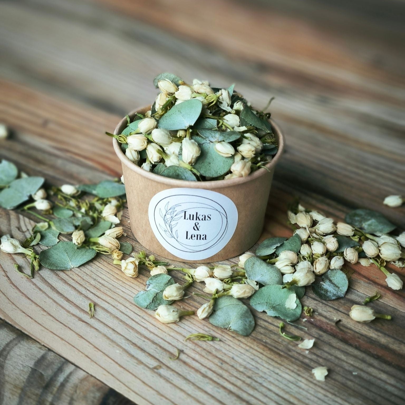 Blütenkonfetti Green Ivory in braunen Bechern mit Layout 1