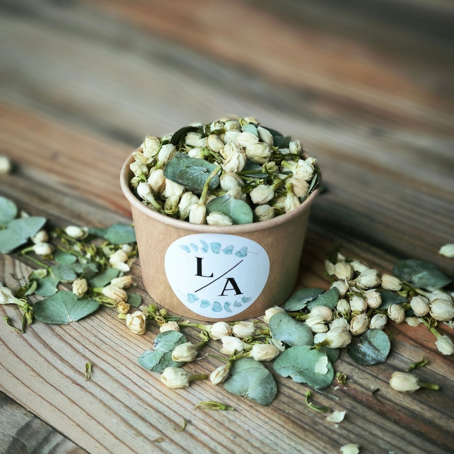 Blütenkonfetti Green Ivory in braunen Bechern mit Layout 3