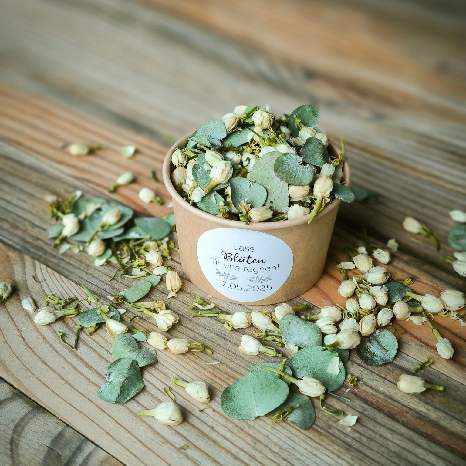 Blütenkonfetti Green Ivory in braunen Bechern mit Layout 4