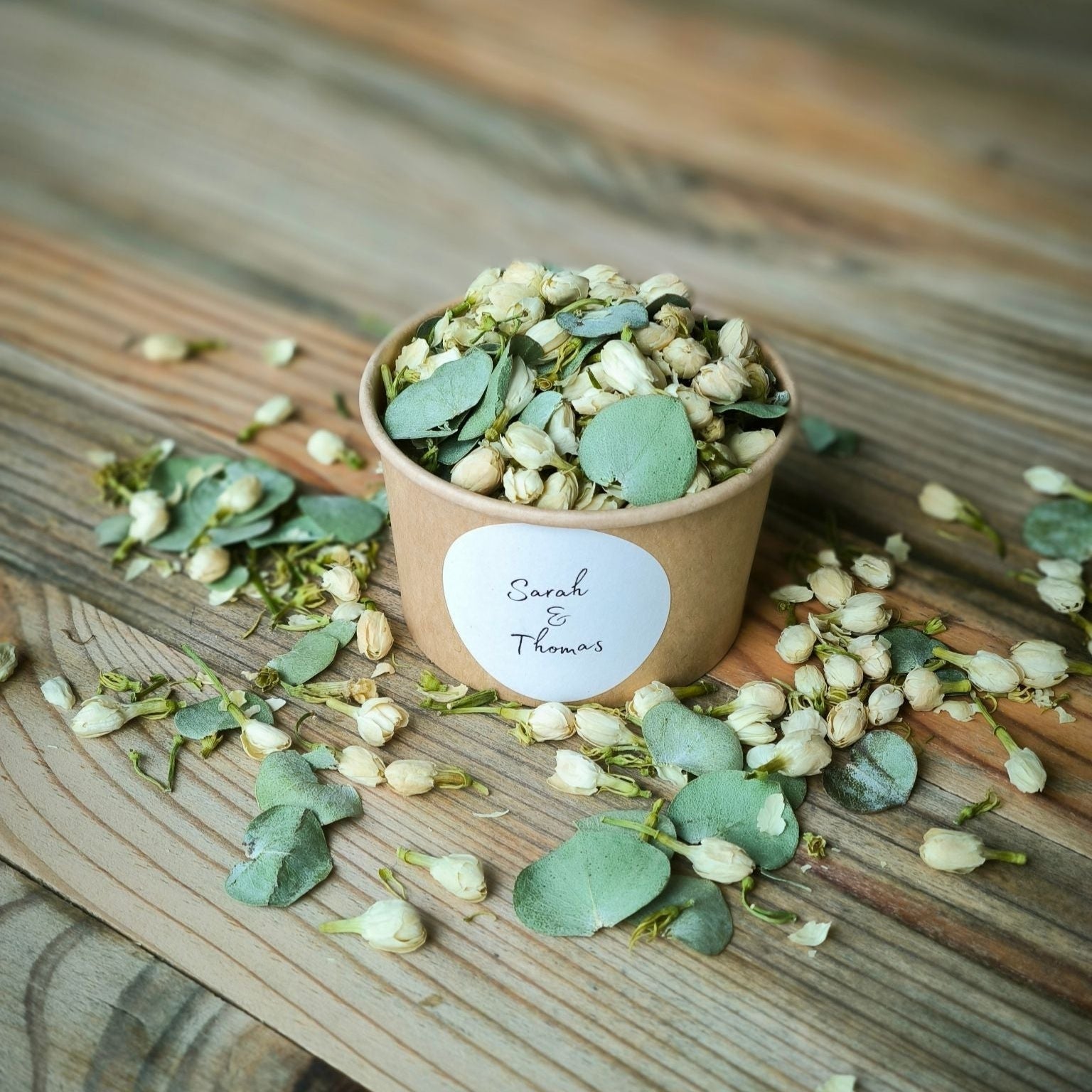 Blütenkonfetti Green Ivory in braunen Bechern mit Layout 5