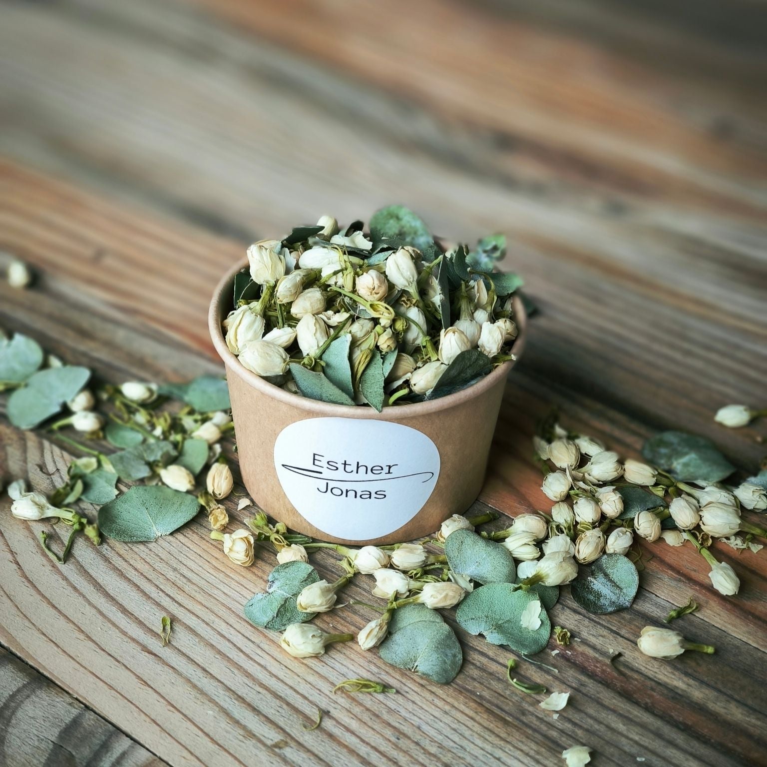 Blütenkonfetti Green Ivory in braunen Bechern mit Layout 6