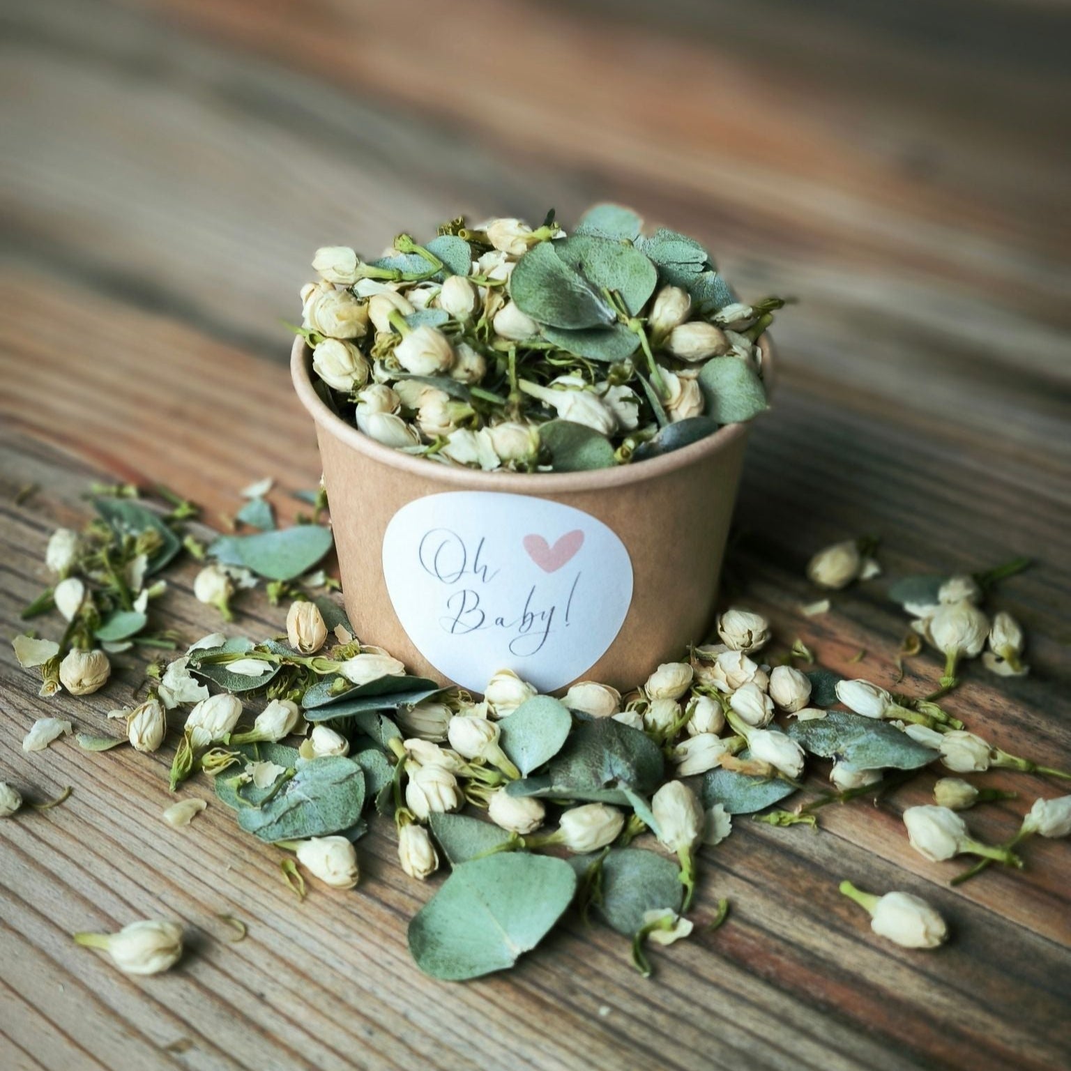 Blütenkonfetti Green Ivory in braunen Bechern mit Layout 7