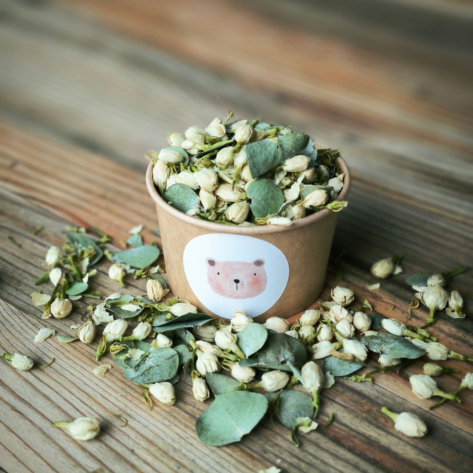 Blütenkonfetti Green Ivory in braunen Bechern mit Layout 9