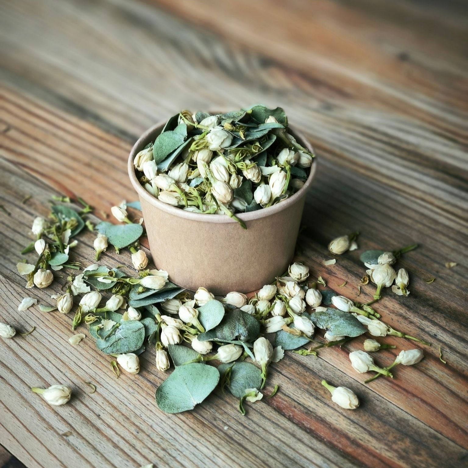 Blütenkonfetti Green Ivory in braunen Bechern kein Sticker