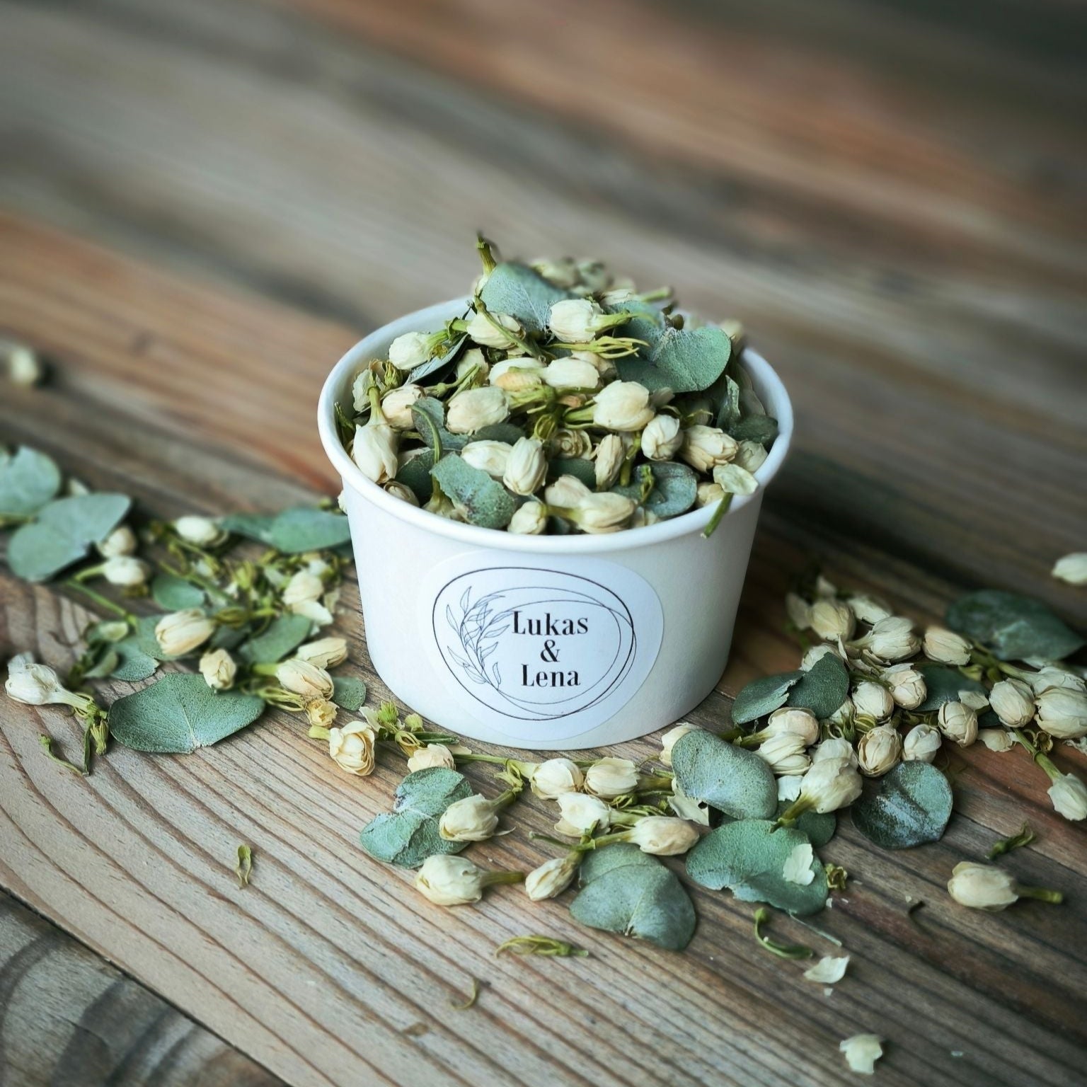 Blütenkonfetti Green Ivory in weißen Bechern mit Layout 1