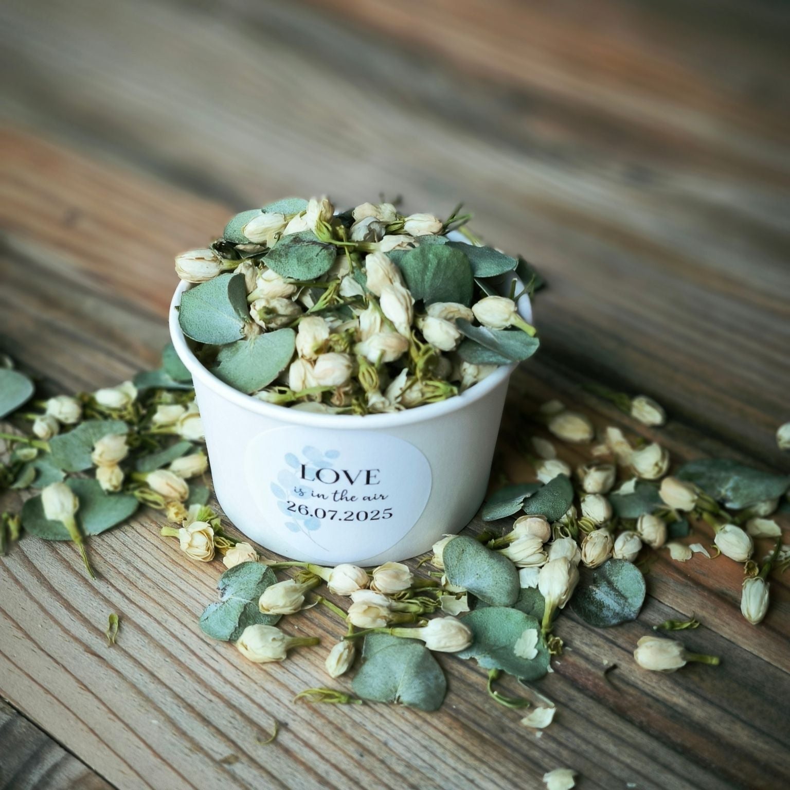 Blütenkonfetti Green Ivory in weißen Bechern Layout 2