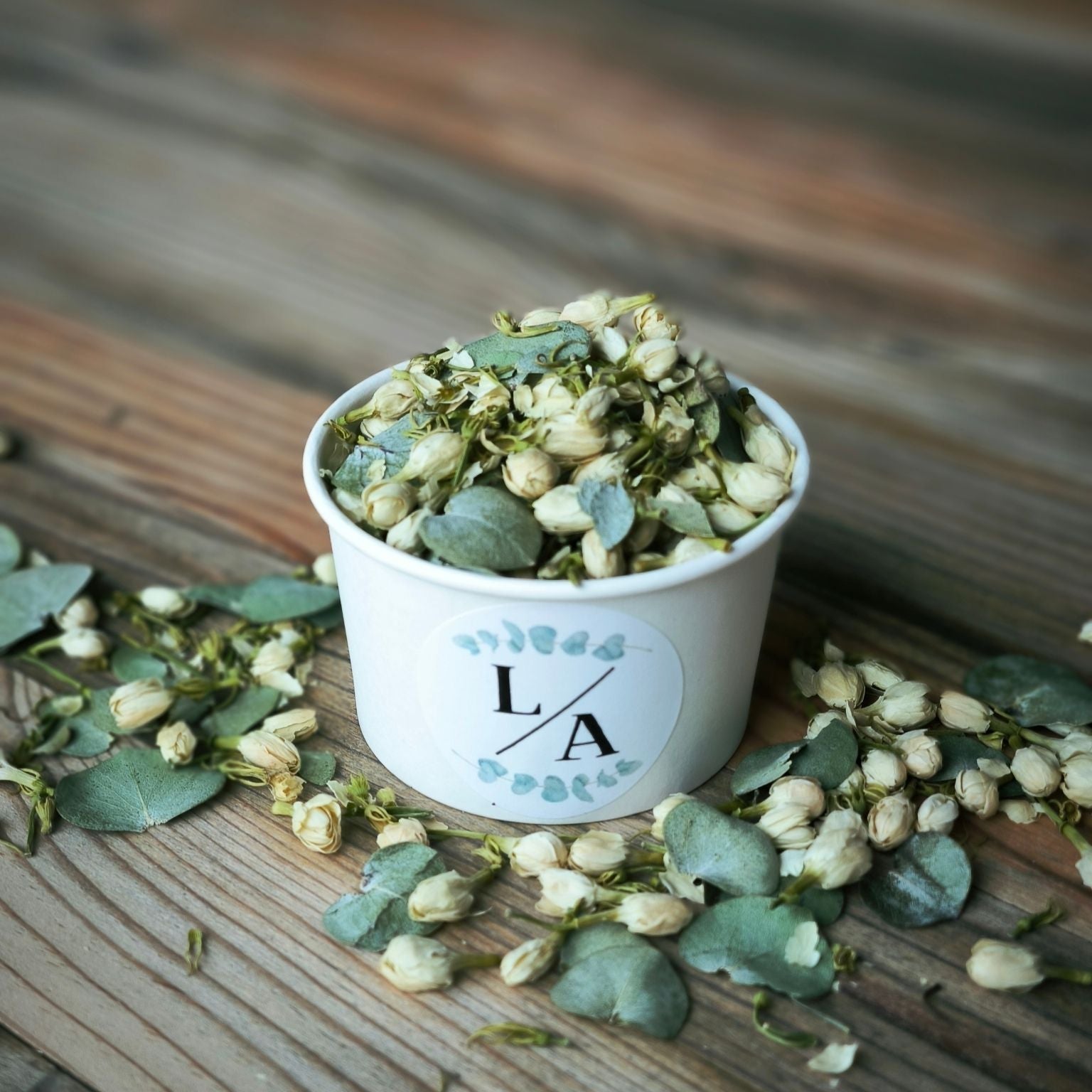 Blütenkonfetti Green Ivory in weißen Bechern mit Layout 3