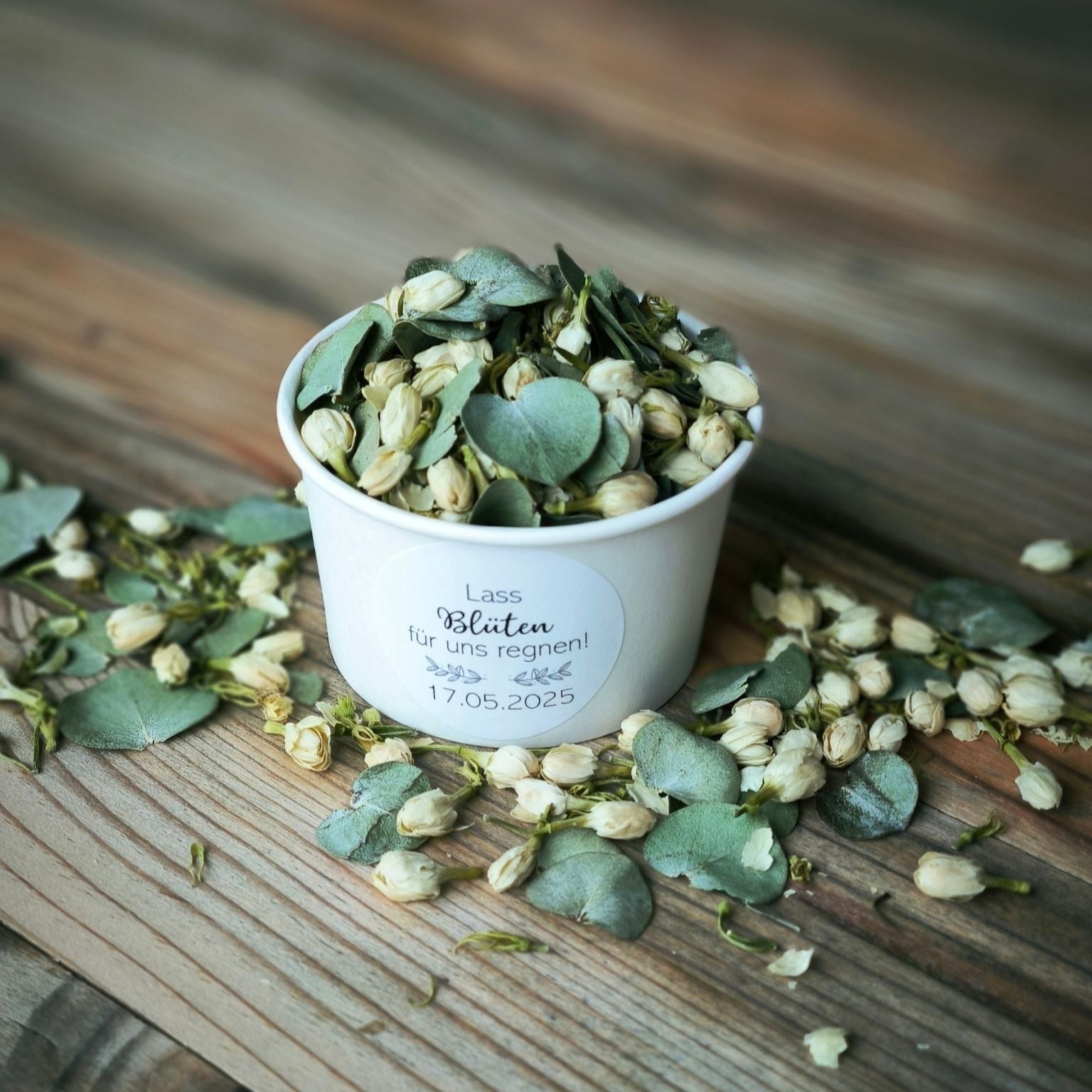 Blütenkonfetti Green Ivory in weißen Bechern Layout 4
