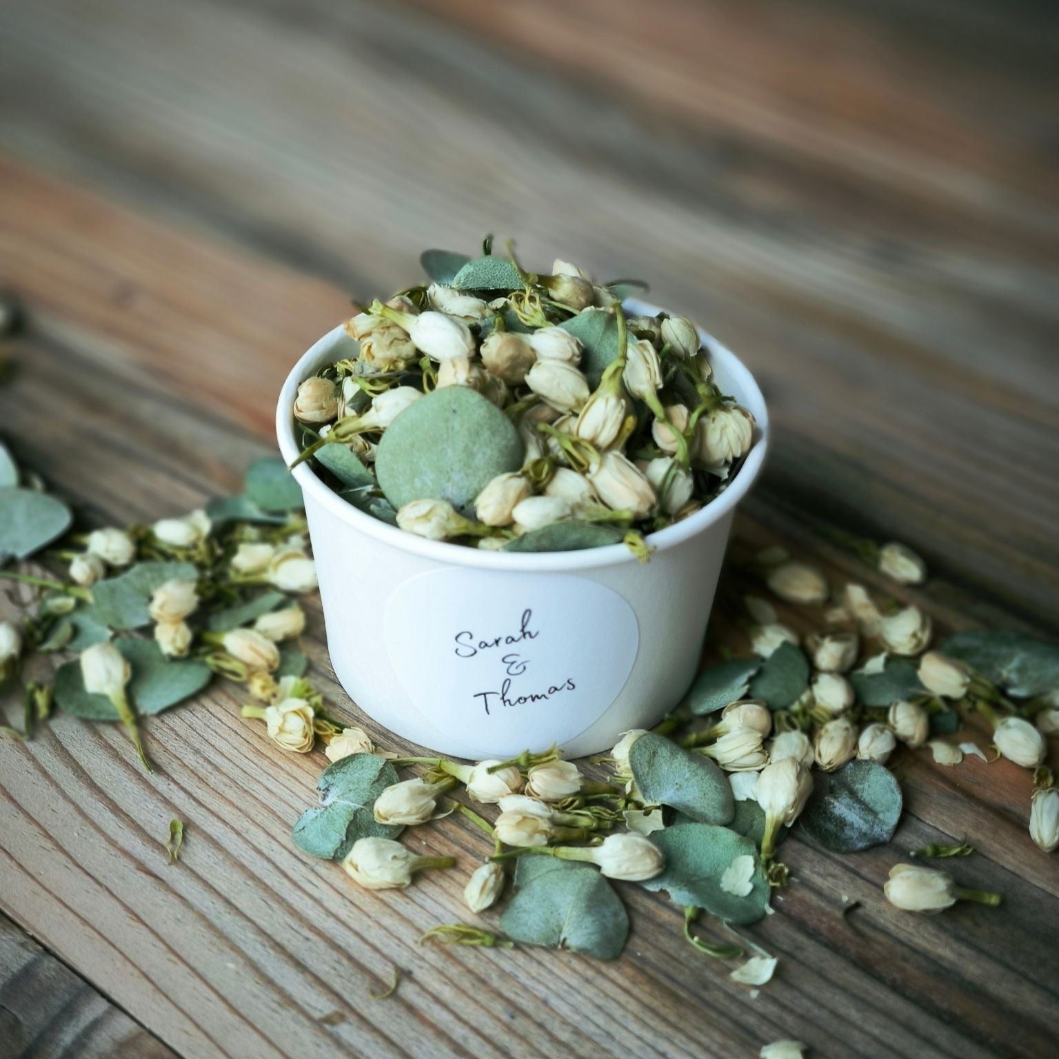 Blütenkonfetti Green Ivory in weißen Bechern mit Layout 5