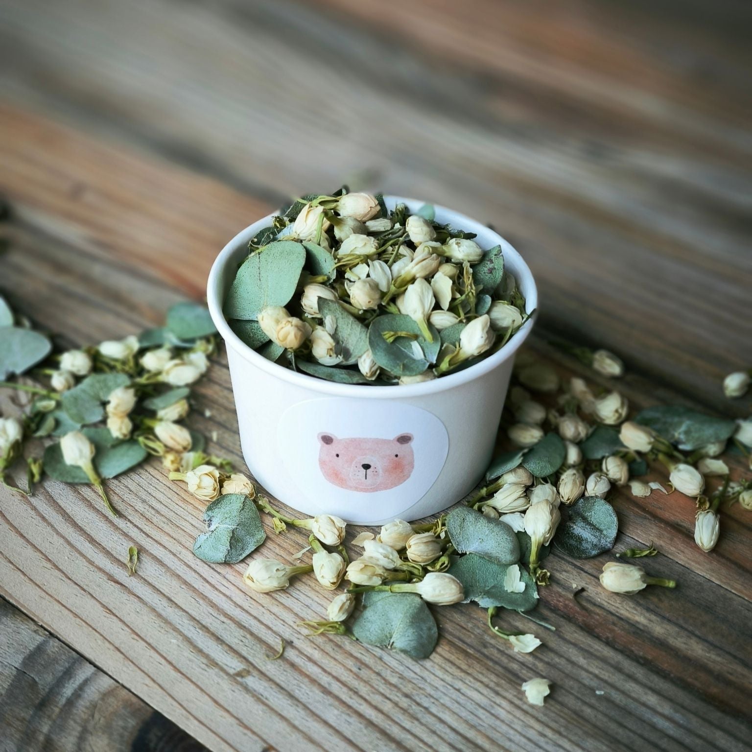 Blütenkonfetti Green Ivory in weißen Bechern Layout 9