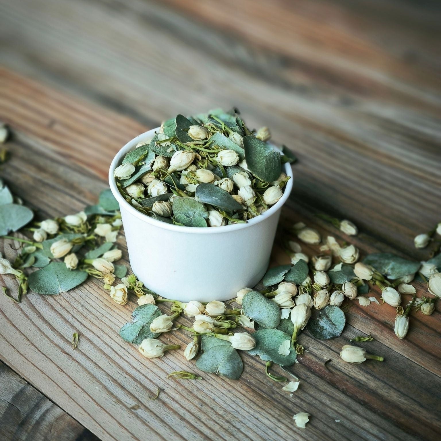 Blütenkonfetti Green Ivory in weißen Bechern kein Sticker
