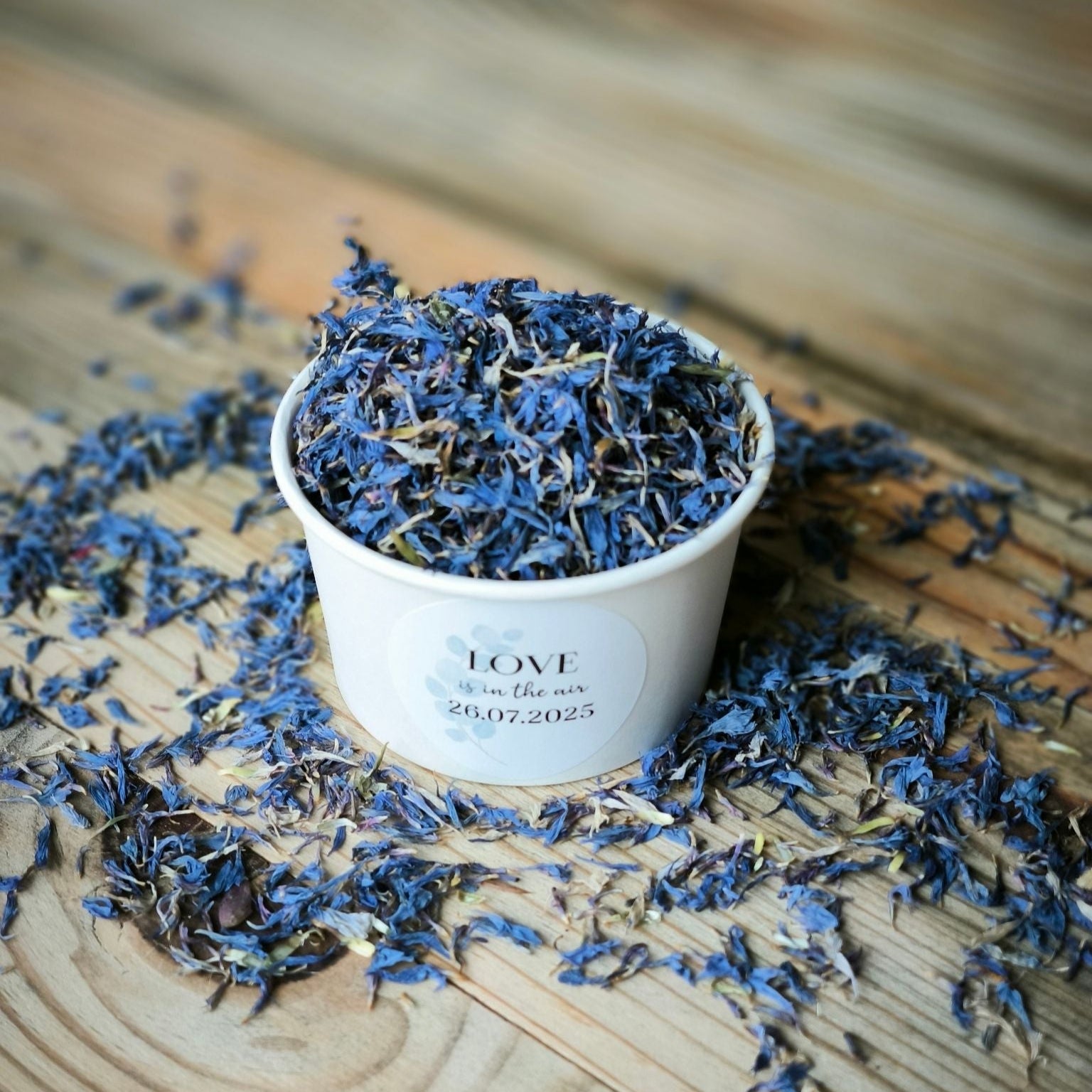 Blütenkonfetti Iced Blue in weißen Bechern mit Layout 2