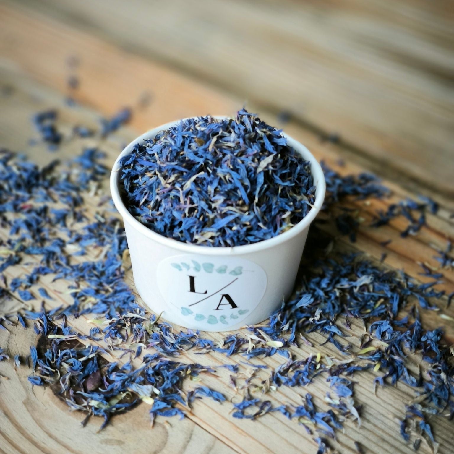 Blütenkonfetti Iced Blue in weißen Bechern mit Layout 3