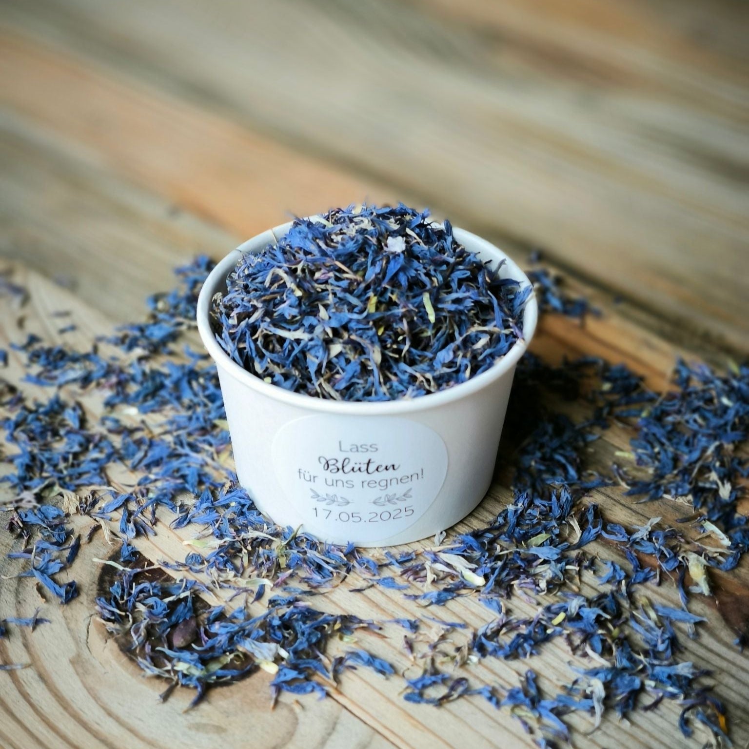 Blütenkonfetti Iced Blue in weißen Bechern mit Layout 4