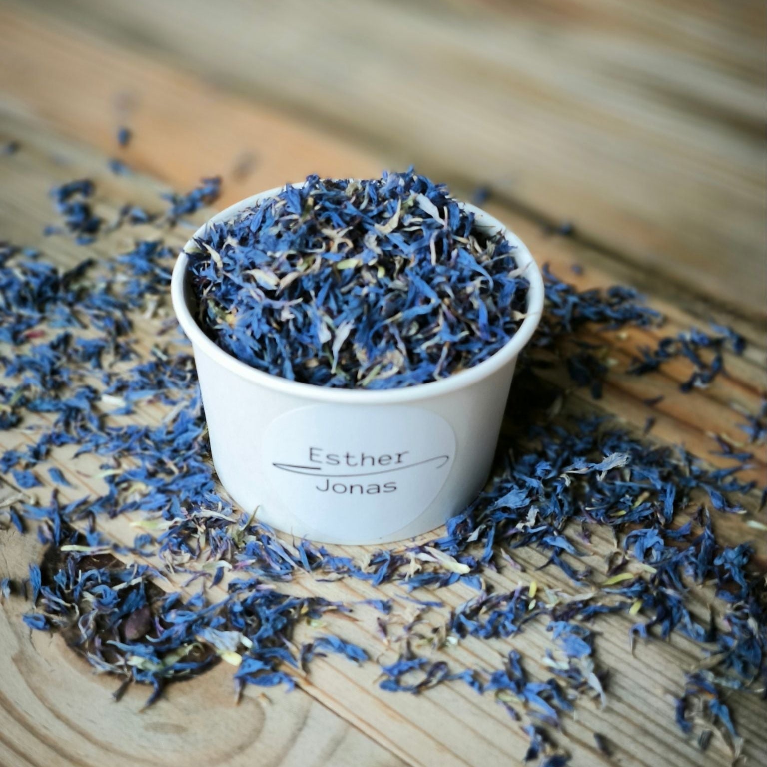 Blütenkonfetti Iced Blue in weißen Bechern mit Layout 6