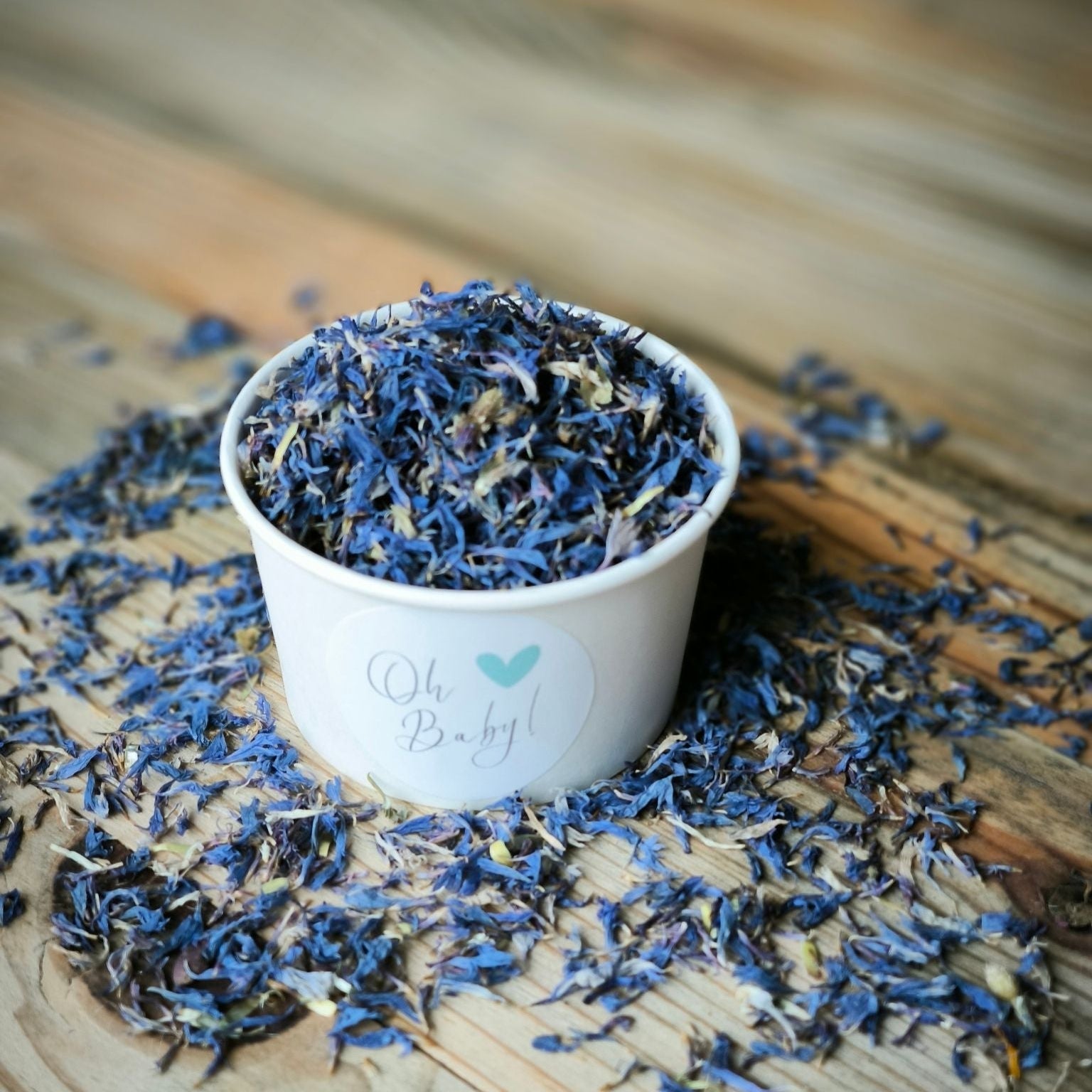 Blütenkonfetti Iced Blue in weißen Bechern mit Layout 8