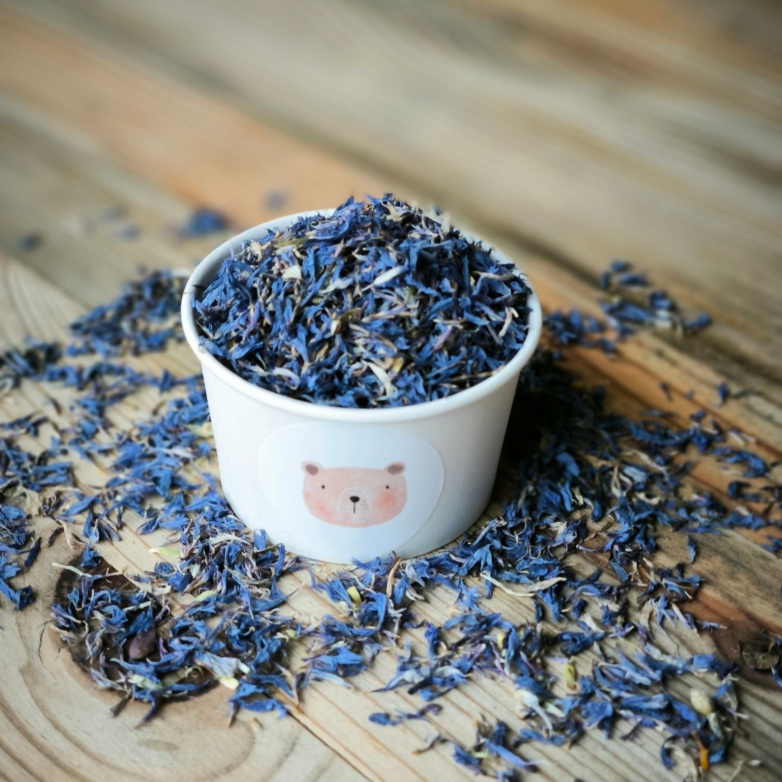 Blütenkonfetti Iced Blue in weißen Bechern mit Layout 9