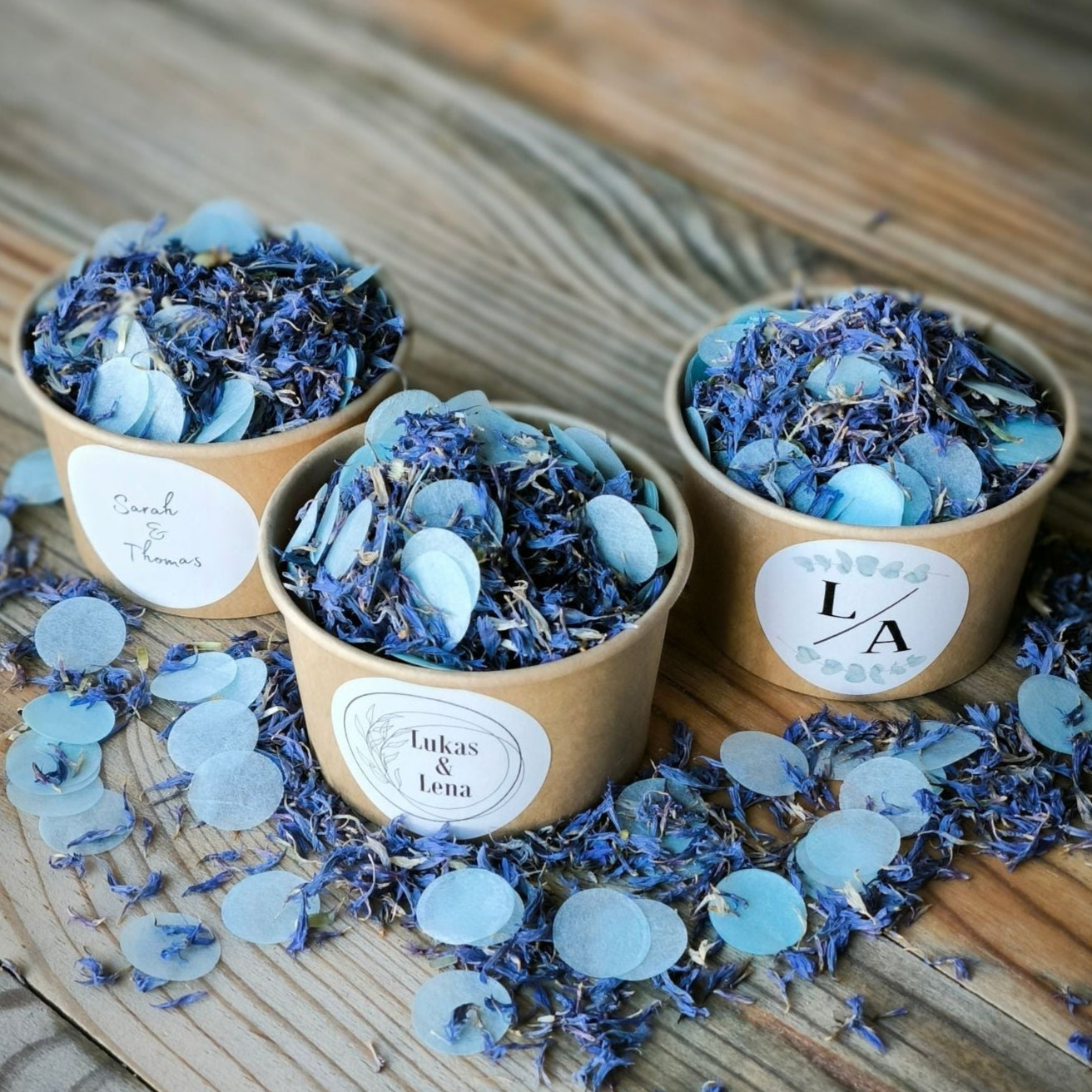 Blütenkonfetti Iced Blue mit Seidenpapierkonfetti in braunen Bechern