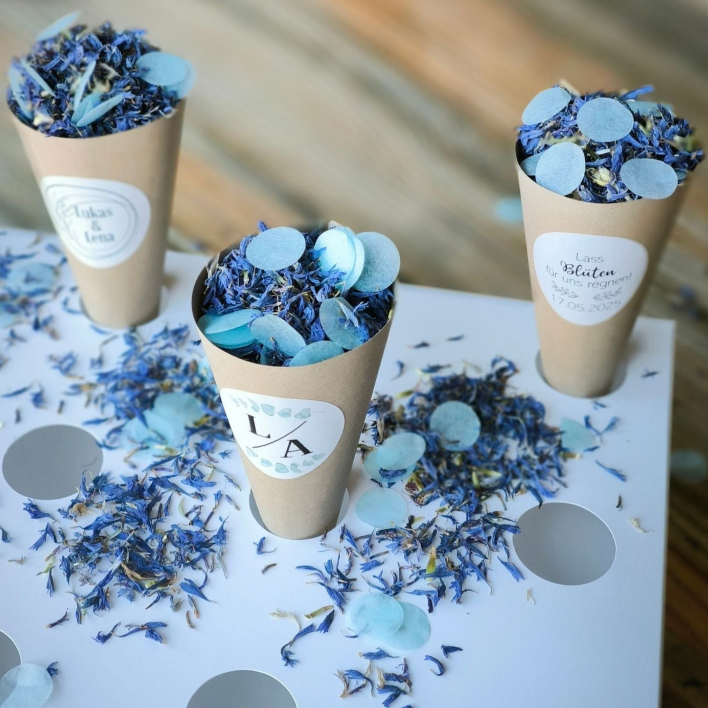 Blütenkonfetti Iced Blue mit Seidenpapierkonfetti in Cones