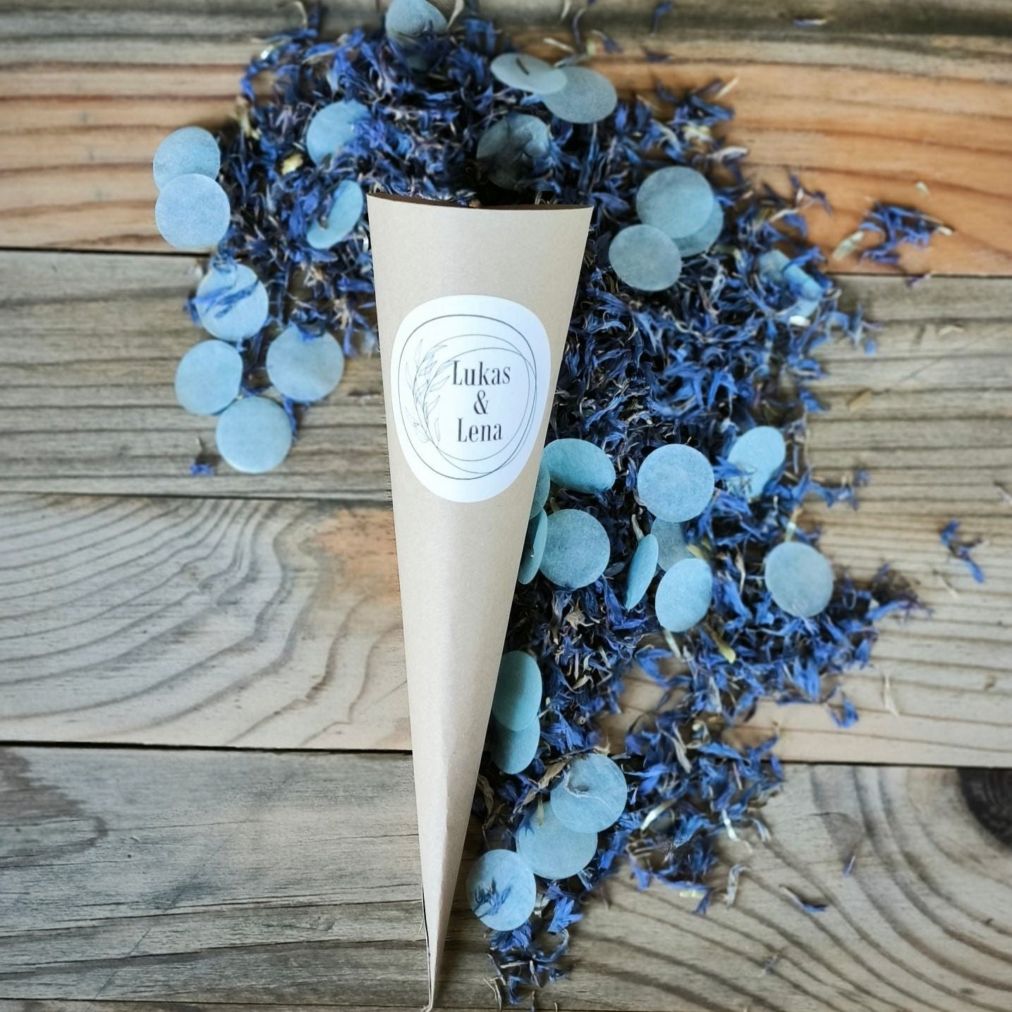 Blütenkonfetti Iced Blue mit Seidenpapierkonfetti in Cones mit Layout 1
