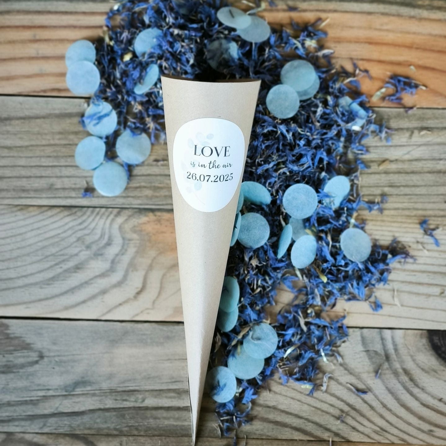 Blütenkonfetti Iced Blue mit Seidenpapierkonfetti in Cones mit Layout 2