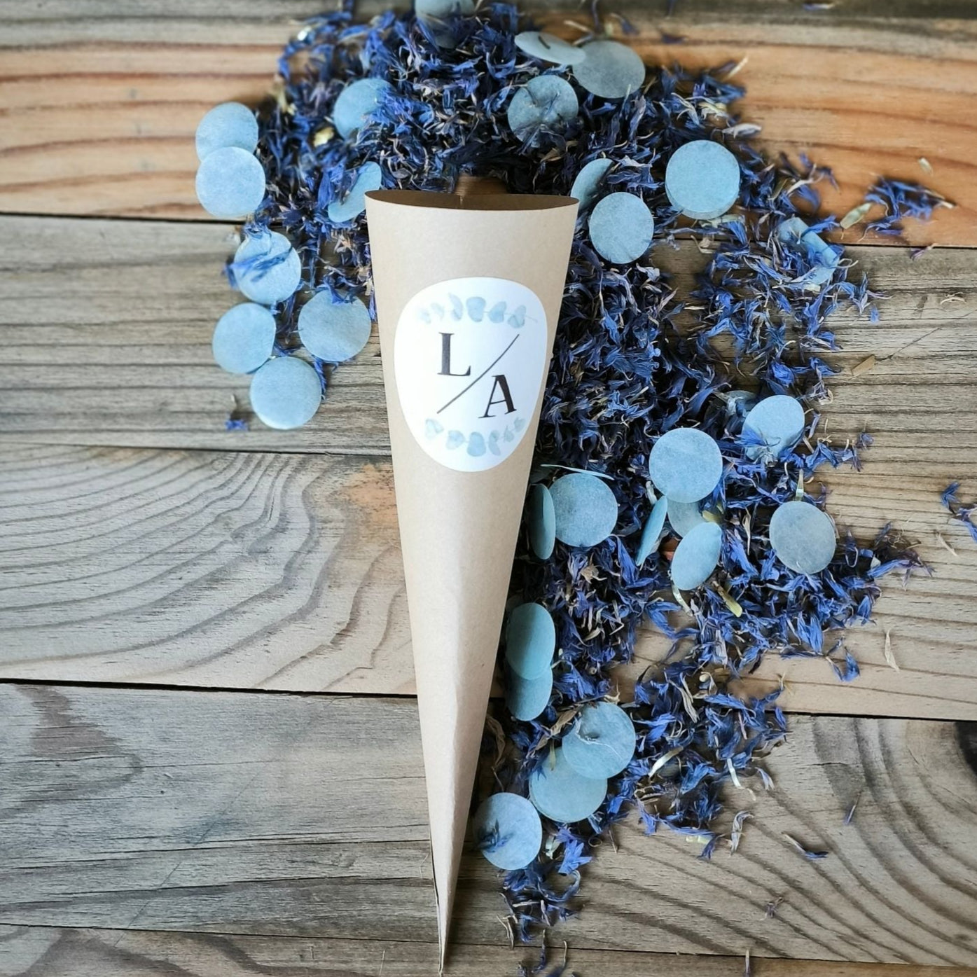 Blütenkonfetti Iced Blue mit Seidenpapierkonfetti in Cones mit Layout 3
