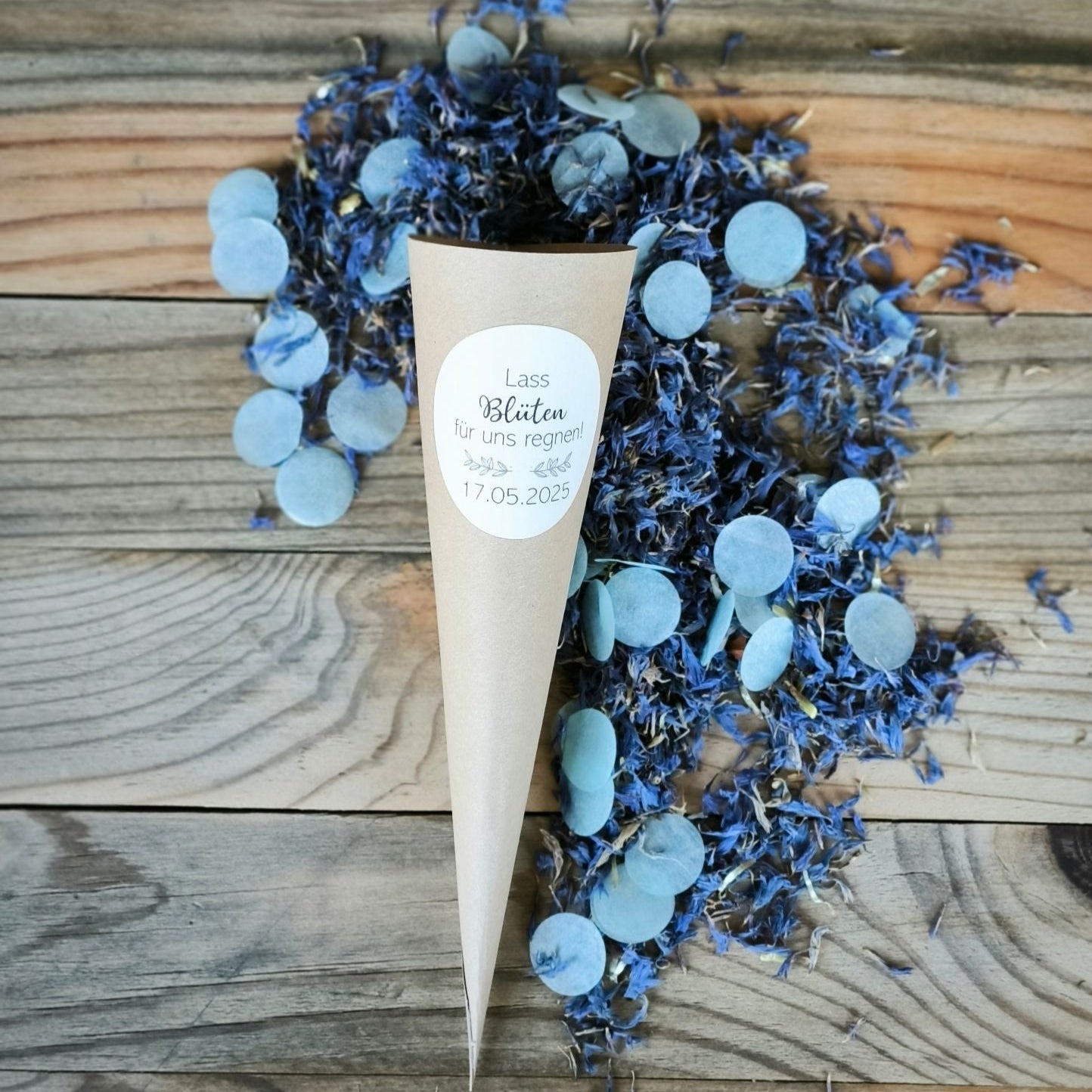 Blütenkonfetti Iced Blue mit Seidenpapier in Cones mit Layout 4