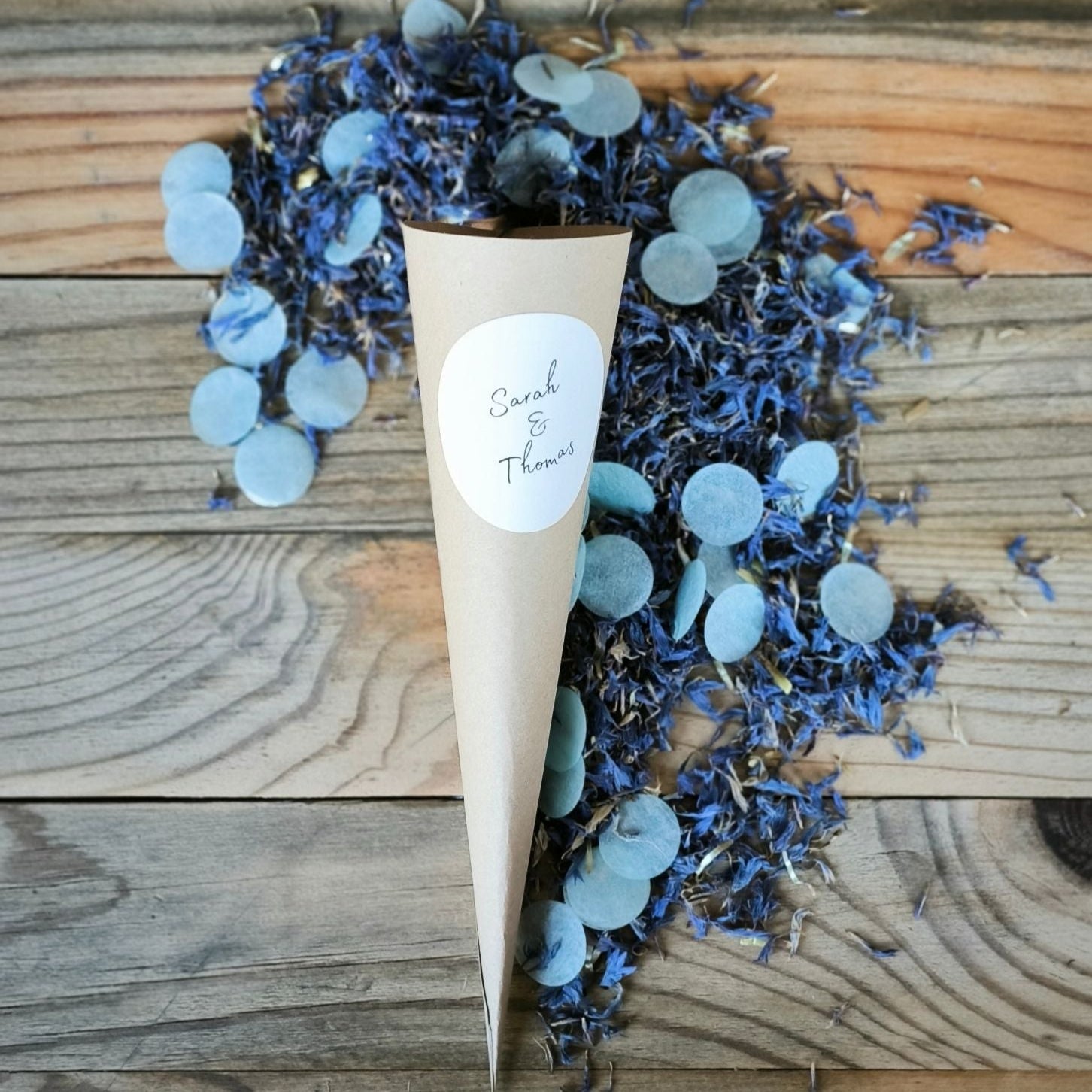 Blütenkonfetti Iced Blue mit Seidenpapierkonfetti in Cones mit Layout 5