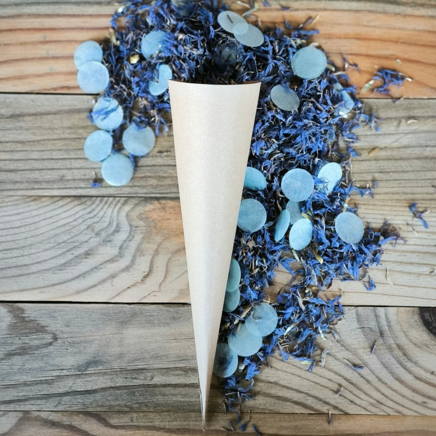 Blütenkonfetti Iced Blue mit Seidenpapierkonfetti in Cones kein Sticker