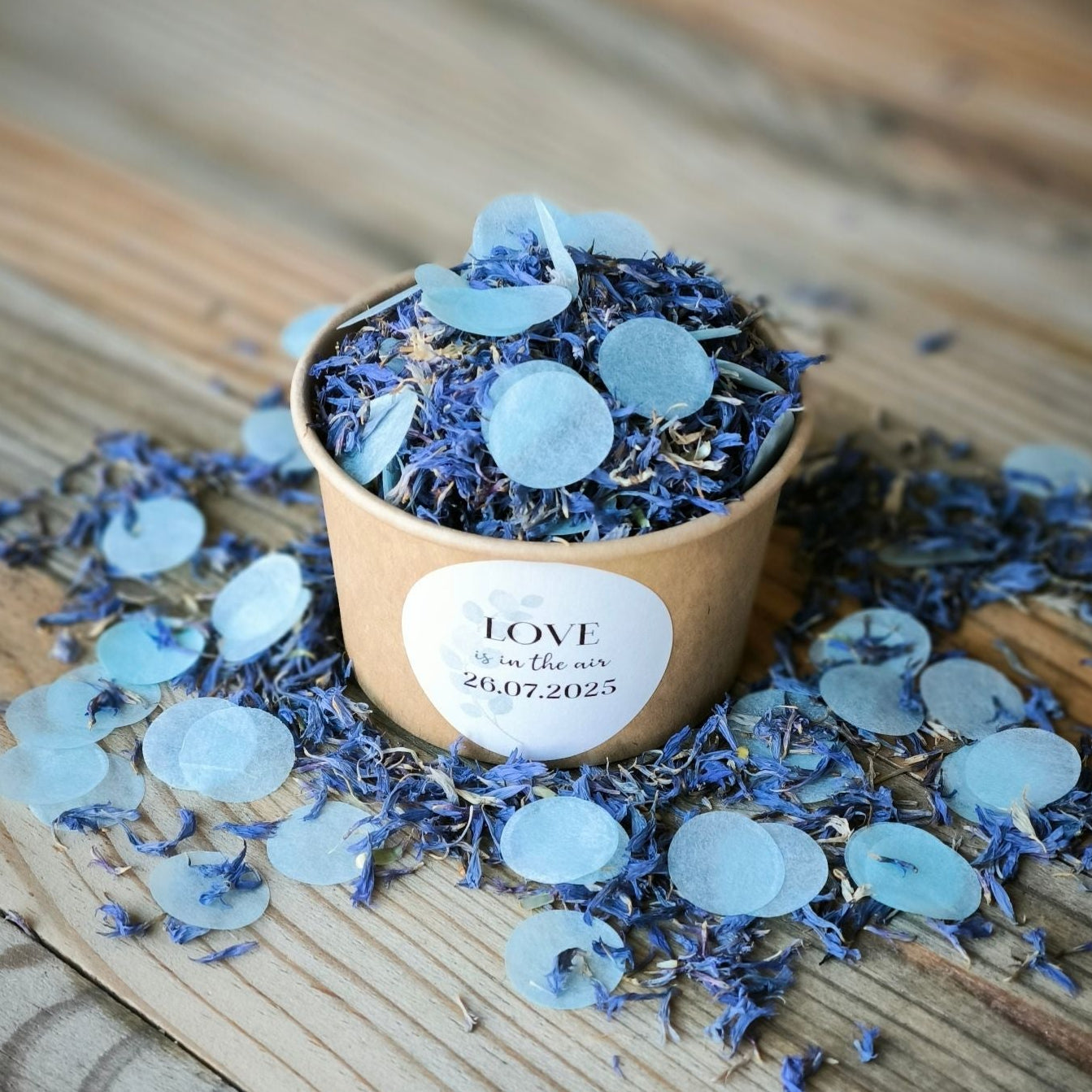 Blütenkonfetti Iced Blue mit Seidenpapierkonfetti in braunen Bechern mit Layout 2