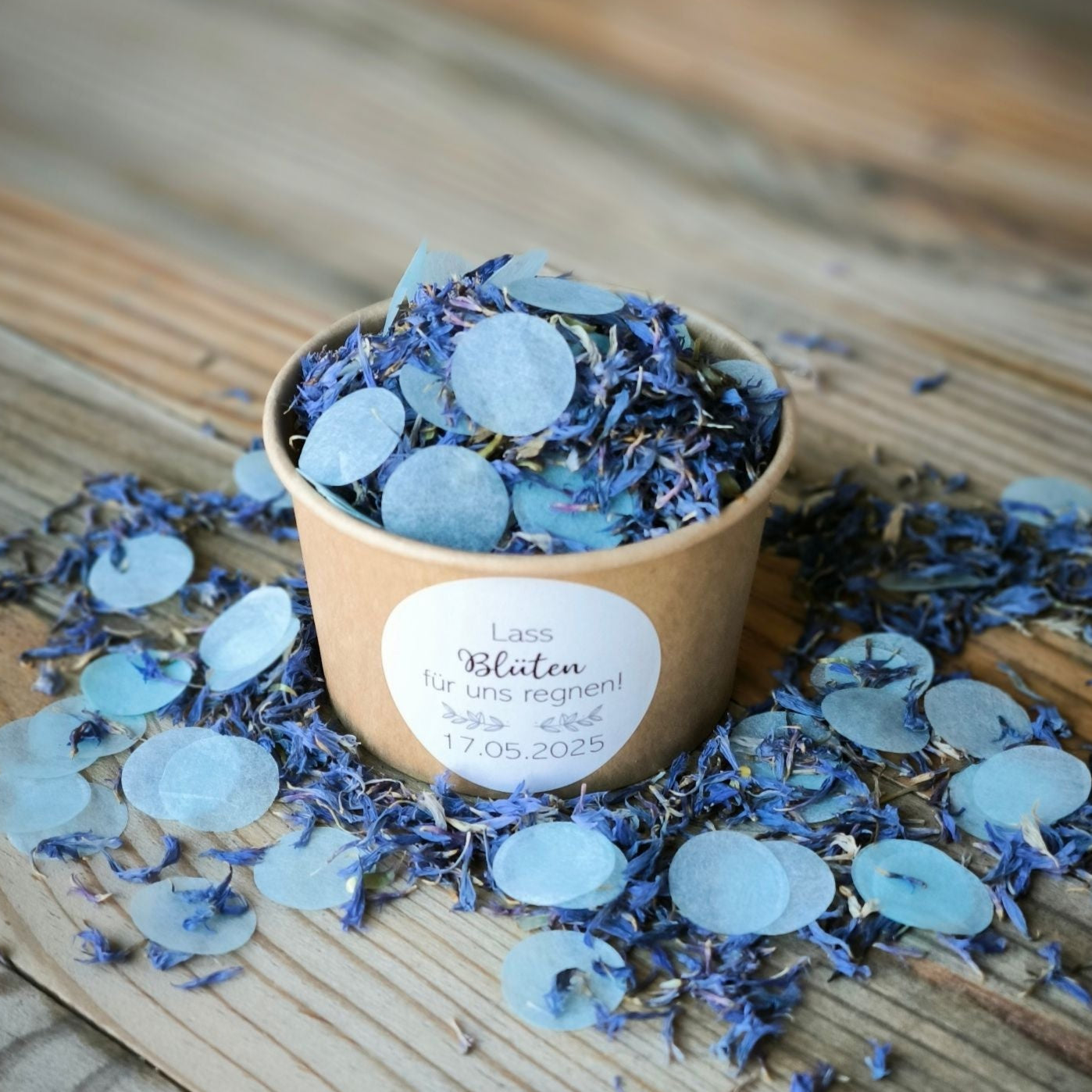 Blütenkonfetti Iced Blue mit Seidenpapierkonfetti in braunen Bechern mit Layout 4