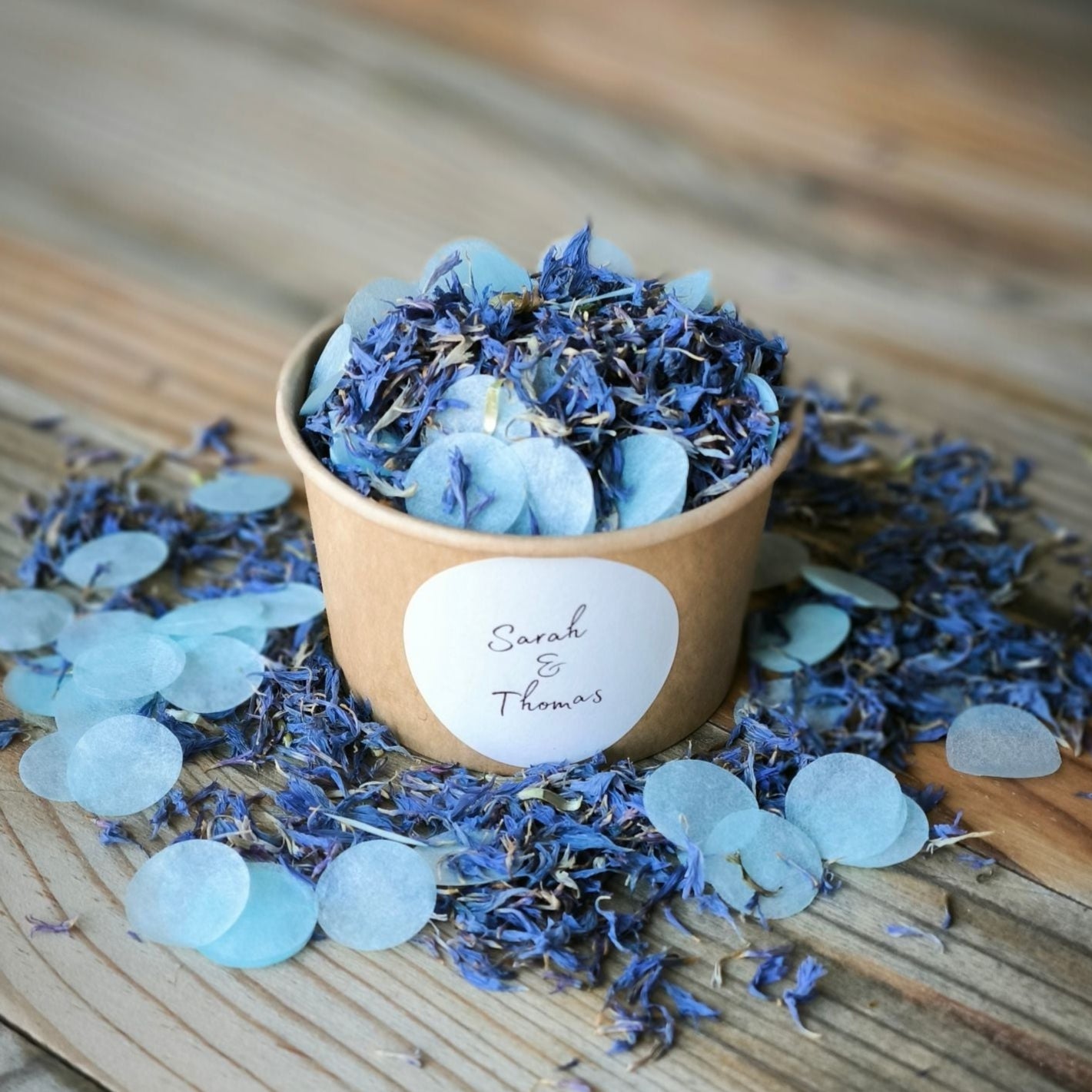 Blütenkonfetti Iced Blue mit Seidenpapierkonfetti in braunen Bechern mit Layout 5