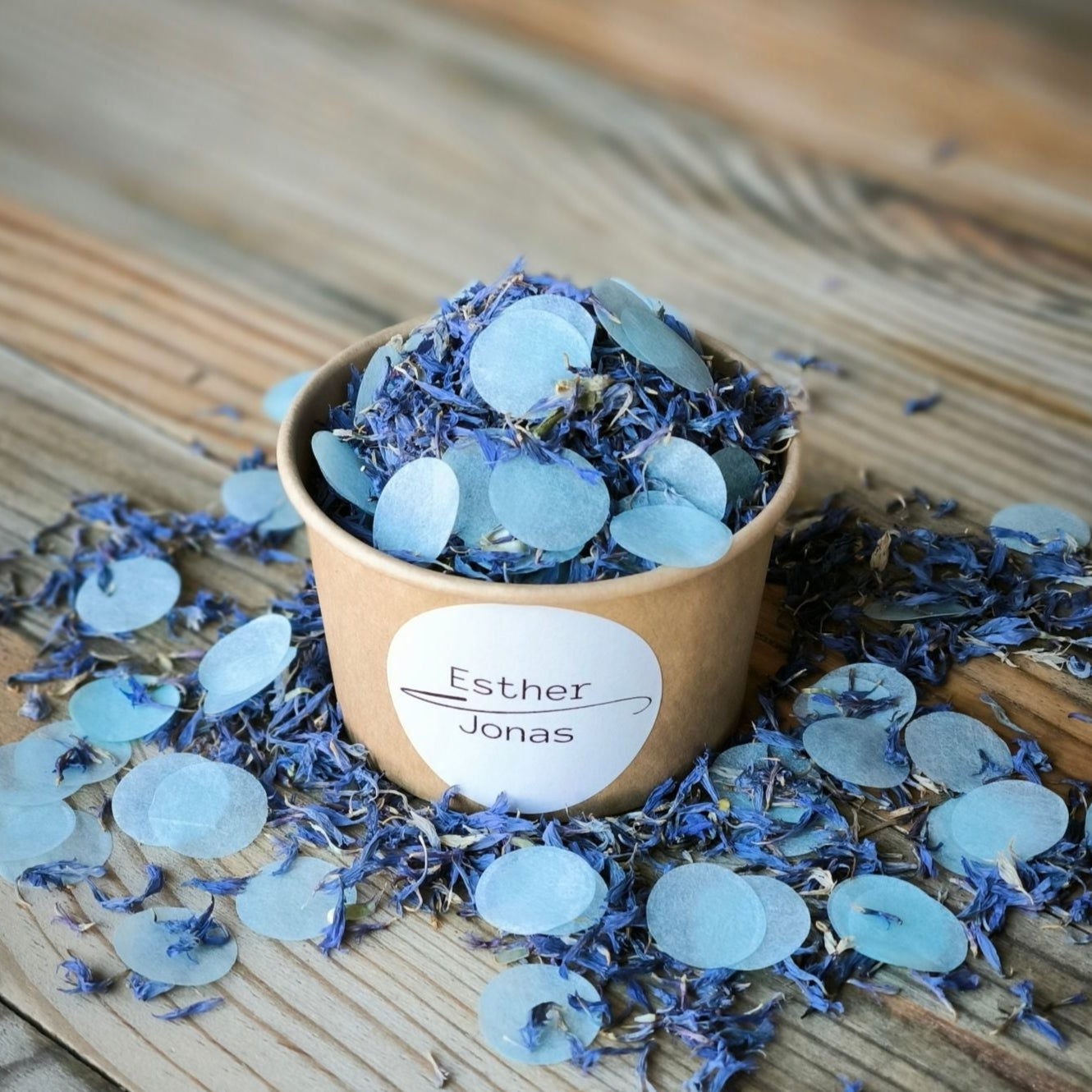 Blütenkonfetti Iced Blue mit Seidenpapierkonfetti in braunen Bechern mit Layout 6