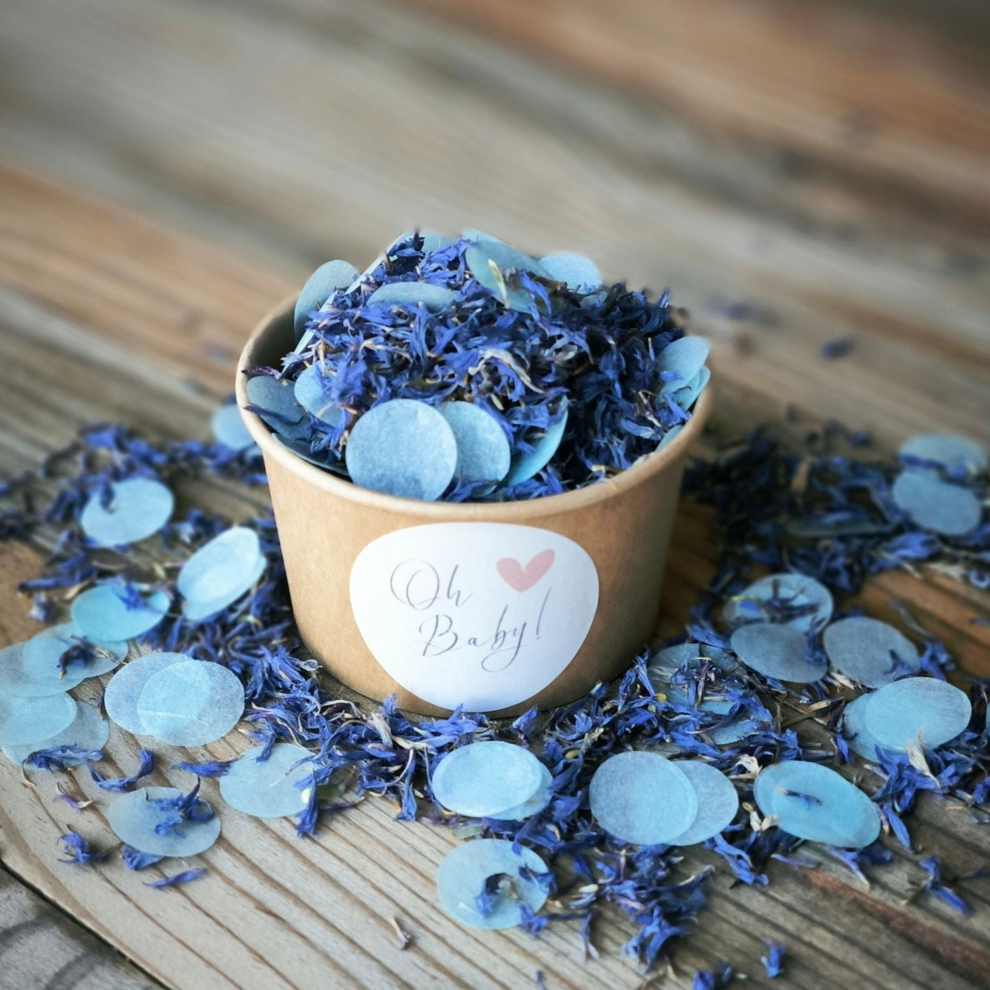 Blütenkonfetti Iced Blue mit Seidenpapierkonfetti in braunen Bechern mit Layout 7