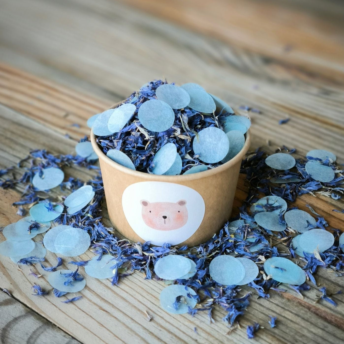 Blütenkonfetti Iced Blue mit Seidenpapierkonfetti in braunen Bechern mit Layout 9