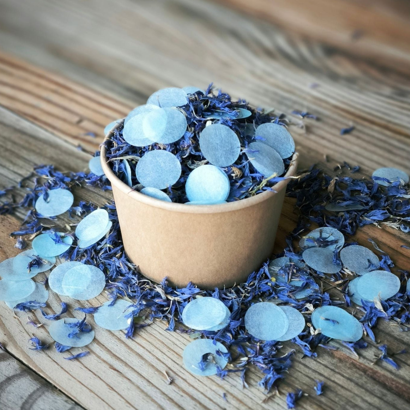 Blütenkonfetti Iced Blue mit Seidenpapierkonfetti in braunen Bechern kein Sticker
